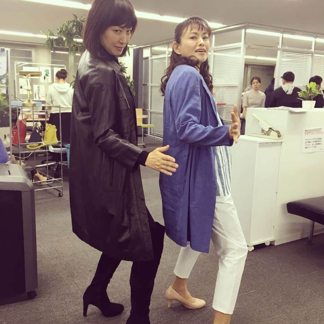 田中美奈子さんのインスタグラム写真 - (田中美奈子Instagram)「駄菓子大好きな高島礼子さんと😁😁 初共演した時の写真❣️❣️ 私のイメージを覆す、お茶目な礼子さん🤗私の持ってるバッグが気に入り同じ物を購入❣️ロケで着ていた自前のダウンコートも欲しい❣️と😄 ショップに聞いたら礼子さんのサイズは既に完売しちゃってた💨💨かわいいセンパイです🥰🥰#だがし #駄菓子好き #おちゃめさん #お茶目な #たかしまれいこ #高島礼子 #せんぱい #どらま #ドラマ撮影 #japaneseactresses #にほんじん #japanesegirl #ツーショット写真 #つーしょっと #ろけーしょんふぉと #locationshoot #tvdorama」6月14日 16時59分 - tanakaminako0912