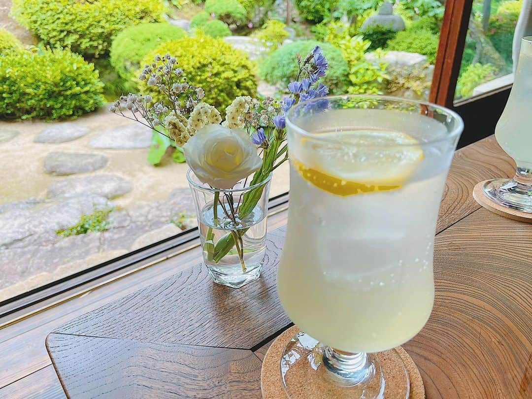 田中みかんのインスタグラム：「ひっさびさにおしゃカフェ行った！☕💭 グラマーやないけ写真撮るの下手やけど、よく、頑張りました😆◎ 庭を探索できるカッフェ。   #とこのまカフェ   #下関カフェ  #下関ランチ   #下関グルメ  #下関観光   #古民家  #古民家カフェ」