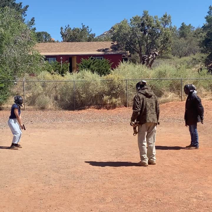 サミーア・アームストロングのインスタグラム：「Protective Pistol course  • Day 2 of 2 • Spartan Training Center, Sedona Az • @hunterchiparmstrong」