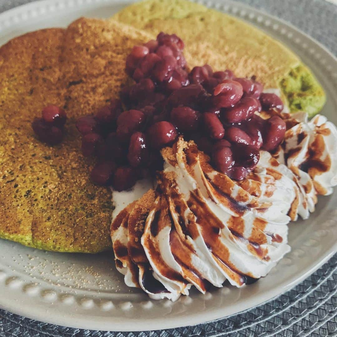 護あさなさんのインスタグラム写真 - (護あさなInstagram)「. 朝からオートミールの抹茶パンケーキ🥞🍴  トッピングは小豆に、生クリーム、黒蜜、きな粉。 大変おいしかったです🤤🍵🌿  今日から月曜日。 また1週間一緒にがんばりましょうね🙋‍♀️✨  #オートミール #オートミールレシピ #オートミールパンケーキ」6月14日 8時56分 - mamoruasana0504