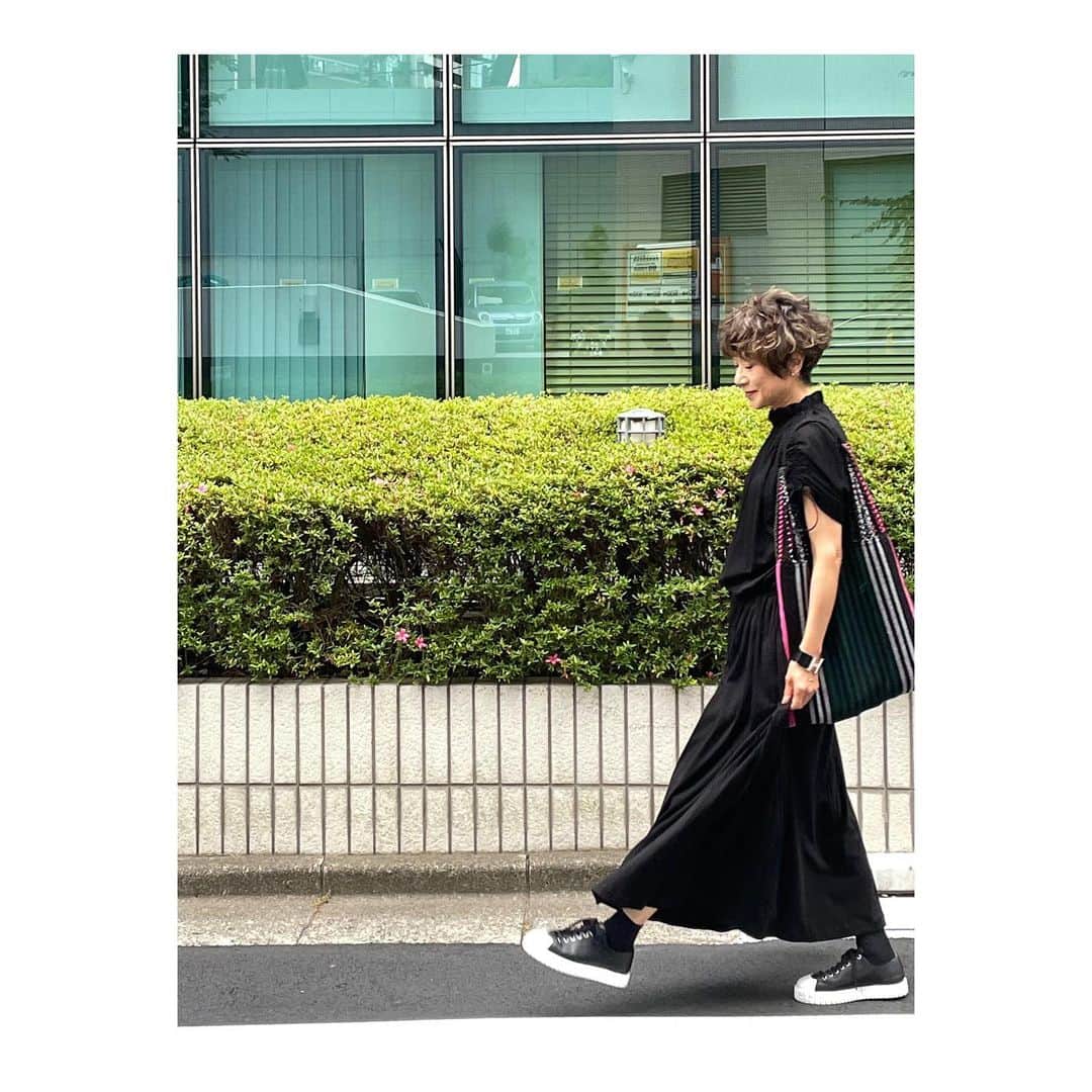 黒田知永子さんのインスタグラム写真 - (黒田知永子Instagram)「. 夏のワンピース❤︎  袖の長さや着丈をギャザーで調節☺︎  組み合わせを考えなくていい上に、涼しいところがワンピースの好きなところ。  （ブランドはタグ付けしてあります！ 画面をタップしてみてね。）  #夏の黒 #yunahica #家で洗える #サイズ2 #黒田知永子  #chiekokuroda」6月14日 8時58分 - kuroda_chieko
