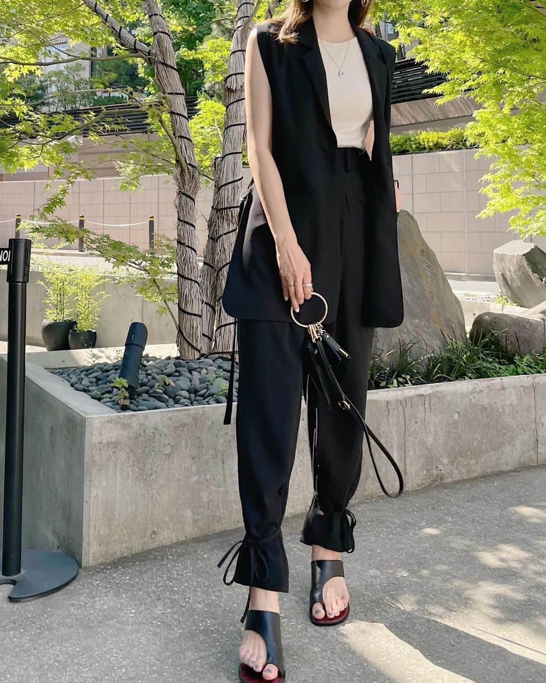 mina hinokuchiのインスタグラム：「. 入荷してすぐGETしていたノースリベストとドロストパンツのセットアップ✨ セットアップって、着るだけでなんだかおしゃれな気持ちになって1日シャキっとします。  午後はベストを脱いでタンクとパンツで☀︎ まだまだモノトーン気分♪♪  #whoswhochico #salonbychico #フーズフーチコ　#セットアップ」