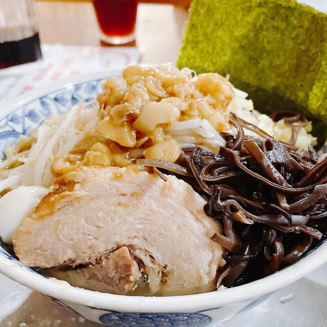 葉月里緒奈さんのインスタグラム写真 - (葉月里緒奈Instagram)「東京に戻って先ず向かうはラーメンぶぅさん　@ramenbuusan 。 さっ、ヨガ行って脂落とししよっと(笑)。 #ラーメン#らーめん#らーめん大好き#麺好き#麺スタグラム#麺すたぐらむ #ラーメンぶぅさん#麺250g#キクラゲアブラトッピング#プーアール茶のおかげで胃もたれなし#いつもありがとうございます #胃が鍛えられたのか250g食べても苦しくない#目指せ大盛り375g#デザート#いちご#富士夏媛のいちご #今まで食べたいちごの中で一番甘い#rionahazuki」6月14日 9時41分 - riona_hazuki