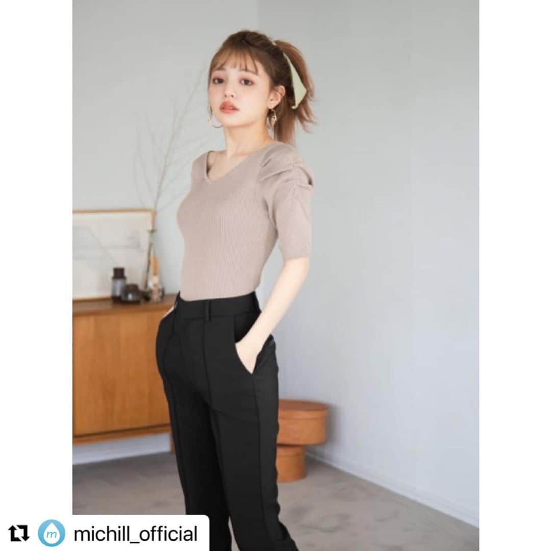 GRLさんのインスタグラム写真 - (GRLInstagram)「#Repost @michill_official with @make_repost ・・・ 【全身GRL】楽で着やせして2WAYで着まわせる♡GRLトップス . くしゅっとした袖がフェミニンな雰囲気を演出しながら、二の腕カバーまでしてくれるGRL「前後2WAYパワショルリブニットトップス」は、今季トレンドの「フロントタックフレアパンツ」とあわせて一気に旬顔♡売り切れ前に是非チェックしてみて！ . ※イラスト内の商品価格は筆者調査時の価格です。 . #drawing #fashionillustration #outfit #ootd #outfitoftheday #todaysoutfit #fashionista #イラスト #イラストレーター #イラストグラム #プチプラコーデ #ママコーデ #ファッションイラスト #ファッションコーデ #ファッションスナップ #ファッション部 #ファッションイラストレーター #今日のコーディネート #お洒落さんと繋がりたい #お洒落好きな人と繋がりたい #楽チンコーデ #キレイめコーデ #今日のコーデ #通販 #通販サイト #grl #グレイル #プチプラ #ファストファッション」6月14日 10時28分 - grl_official