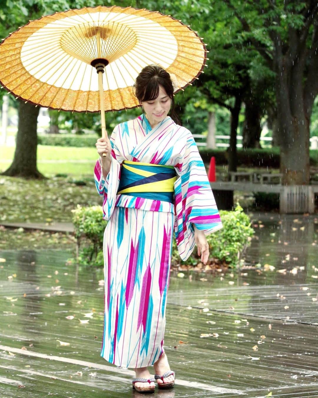 柏木美里のインスタグラム：「27日東京撮影会します❣️ ちょっと早いけど、浴衣も着ようかなと思ってますが、どうでしょう😼✨  野外撮影は雨が降ってると残念〜と思いがちだけど、とても素敵に撮ってもらいました😻  #撮影会 #モデル #浴衣 #浴衣女子 #雨の日 #japanesegirl」