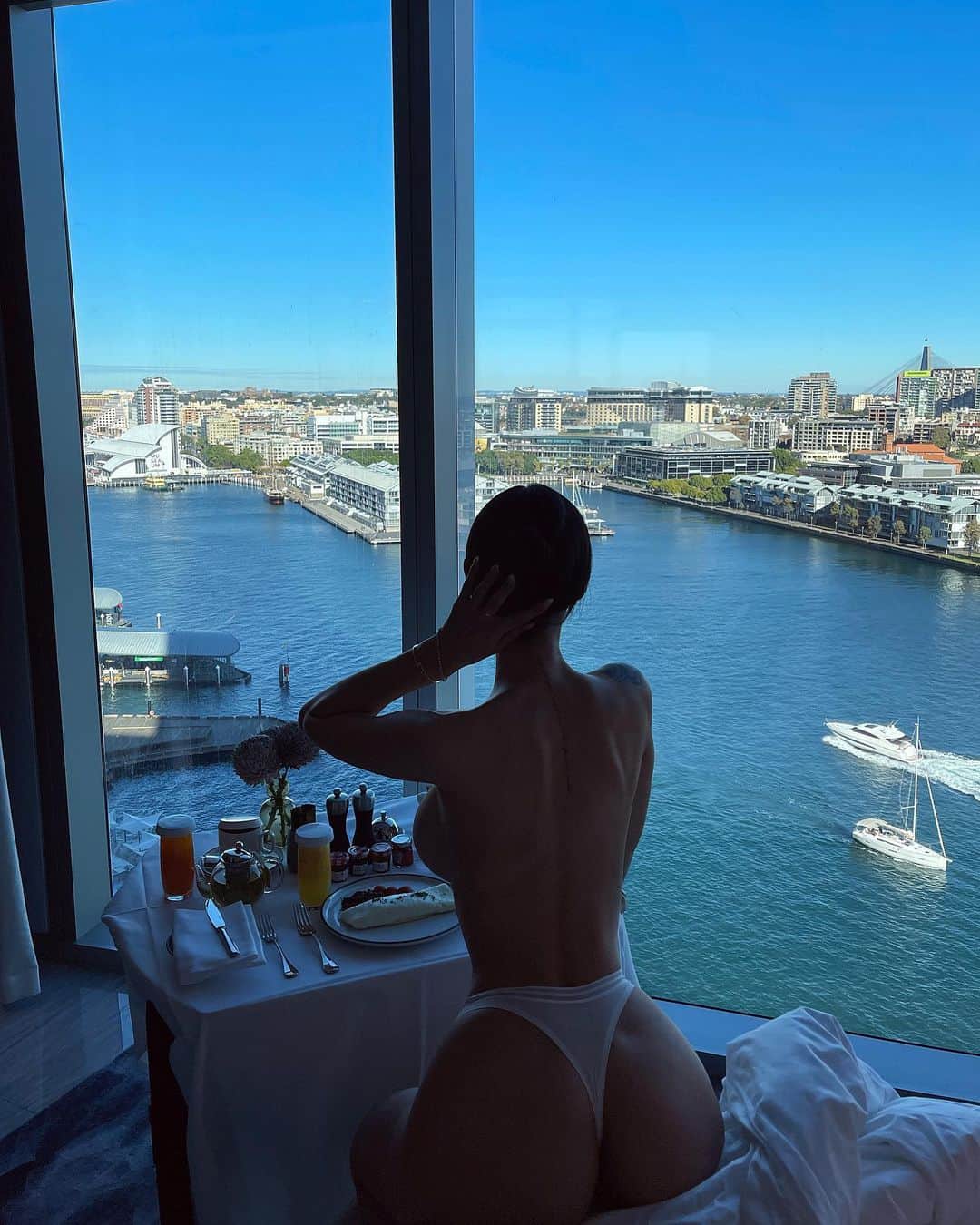 ANNELESE MILTONのインスタグラム：「Breakfast with a view 🥞」