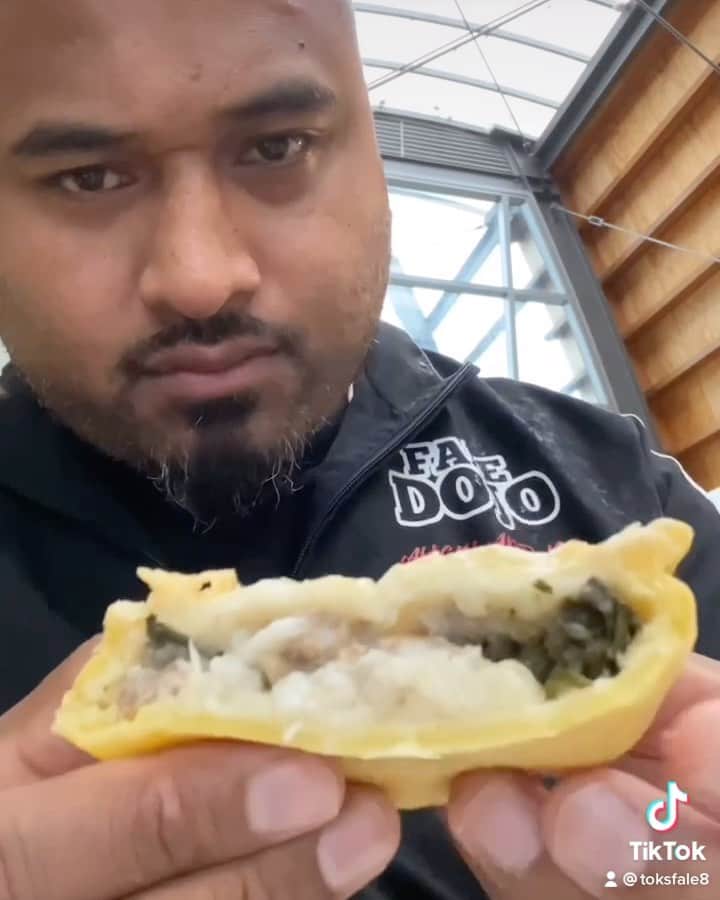 ファレ・シミタイトコのインスタグラム：「Delicious island pies Lu sipi and Lu Pulu (povi) pies  You’ll find them at the Community Cafe in the Mangere Art Centre」