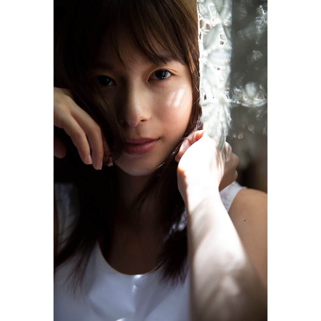 芳根京子さんのインスタグラム写真 - (芳根京子Instagram)「原色美女図鑑です。 発売中です☺︎  Photo・アンディ・チャオ @ndchow75  #週刊文春 #Arcアーク」6月14日 11時30分 - yoshinekyoko