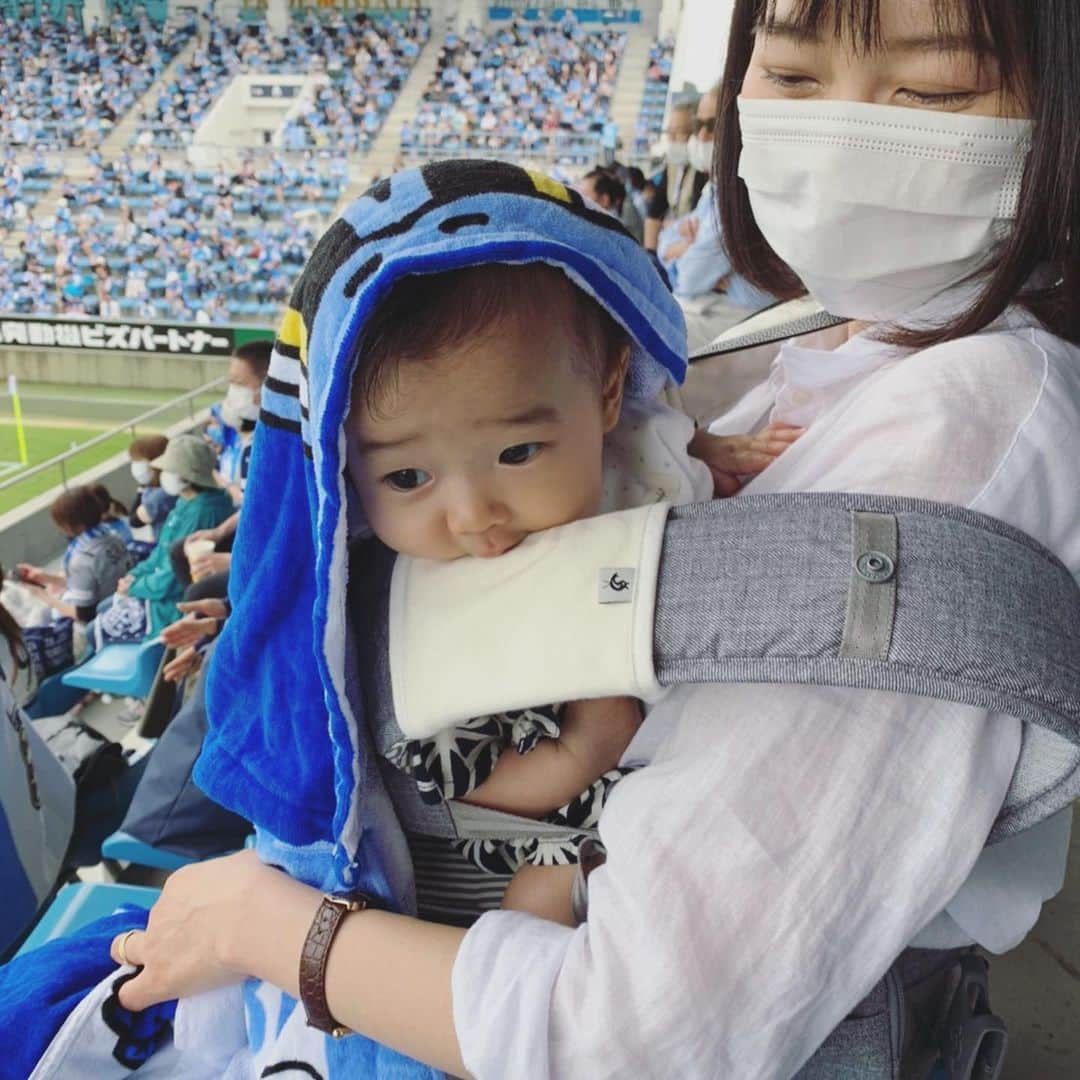 久冨慶子さんのインスタグラム写真 - (久冨慶子Instagram)「・ ぼく生後4ヶ月になって 首もすわったから 昨日はじめて あこがれのスタジアムに 父ちゃんのおうえんにいってきた。 父ちゃんゴールして チームも勝って すてきなスタジアムでびゅーに なったんだ。 父ちゃんかっこよかったな。 だからね、 ぼくも今日 よぼうせっしゅがんばったよ。 そうそうじゅびろくんの かわいいタオルマフラーも かぶせてもらったんだ。 母ちゃんもたのしそうだった。 またいこうね！ ＊ ＊ #こゆうき日記 #生後4か月  #サッカー観戦 #ジュビロ磐田 #ヤマハスタジアム #とっても素敵なスタジアムだった #母はヘロヘロ #ヘロヘロ具合を前髪が物語っている #ただの産後ハゲ説もある #最高の一日 #パパありがとう #もう少し優しくするね笑 #赤ちゃんのいる生活」6月14日 17時20分 - keiko0hisatomi
