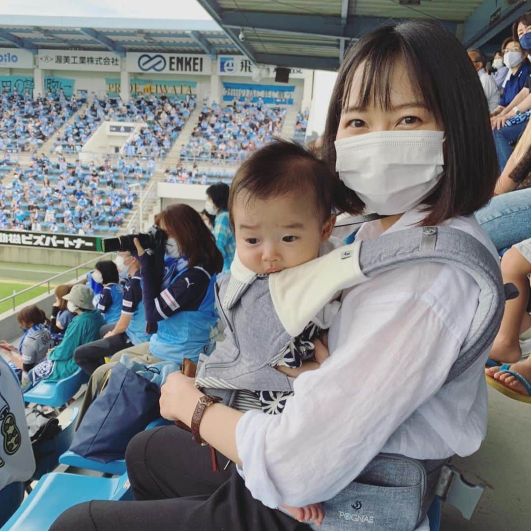 久冨慶子さんのインスタグラム写真 - (久冨慶子Instagram)「・ ぼく生後4ヶ月になって 首もすわったから 昨日はじめて あこがれのスタジアムに 父ちゃんのおうえんにいってきた。 父ちゃんゴールして チームも勝って すてきなスタジアムでびゅーに なったんだ。 父ちゃんかっこよかったな。 だからね、 ぼくも今日 よぼうせっしゅがんばったよ。 そうそうじゅびろくんの かわいいタオルマフラーも かぶせてもらったんだ。 母ちゃんもたのしそうだった。 またいこうね！ ＊ ＊ #こゆうき日記 #生後4か月  #サッカー観戦 #ジュビロ磐田 #ヤマハスタジアム #とっても素敵なスタジアムだった #母はヘロヘロ #ヘロヘロ具合を前髪が物語っている #ただの産後ハゲ説もある #最高の一日 #パパありがとう #もう少し優しくするね笑 #赤ちゃんのいる生活」6月14日 17時20分 - keiko0hisatomi