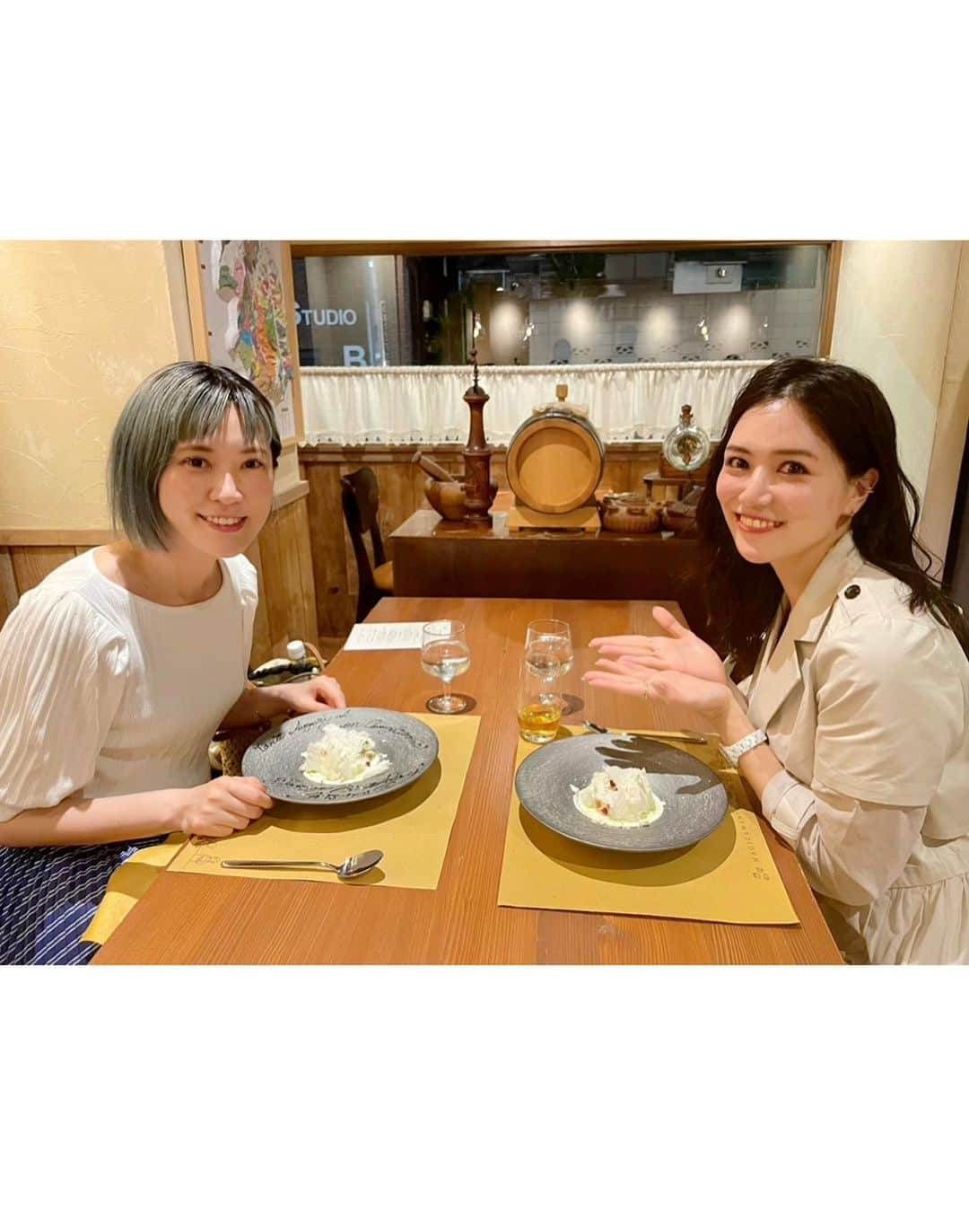 石井里奈さんのインスタグラム写真 - (石井里奈Instagram)「こんにちは🧡 休日の @classy_mag_insta 撮影コーデ📸✨ @komatsu_kurumi ヘアメイクで髪の毛もメイクも可愛いからコーデもキマりました✌️ @elenore_official のお気に入りのトレンチコート💕これ1枚でかなりオシャレに見えます♡シースルーも可愛い！ . outer... @elenore_official  tops... @uniqlo  jeans... @healthydenim  sandals... @zara  bag... @newbottega  . そのあとは毎年恒例、相棒 @natsukov の誕生日ディナーへ✨ @magicamente.ebisu.tokyo は初めて行ってきました✌️本格イタリアン、どれも本当に美味しかった❤️大好きな @granapadanopdo.jp もお料理に使われてたよ🙆‍♀️ 今年もお祝いできて嬉しかった❣️ いつもありがとうが溢れたディナーでした❤ . 午後も頑張っていきましょうー！ . #エレノア #elenore #りなまるコーデ #デニム #デニムコーデ #denimstyle #denimpants #trenchcoat #トレンチコーデ #newbottega #bottegaveneta #ボッテガヴェネタ #ボッテガ #マジカメンテ #恵比寿ディナー #誕生日ディナー #記念日ディナー #イタリアン #italianfood #italian #恵比寿グルメ #イタリア #イタリア料理 #恵比寿デート #女子会 #ヘアアレンジ #読者モデル #大人カジュアル #カジュアルコーデ #カジュアルコーデ #ザラジョ」6月14日 11時59分 - ri7tin1025