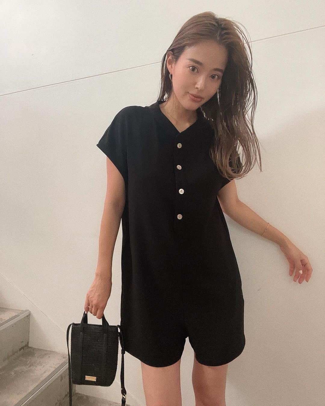 佐野真依子さんのインスタグラム写真 - (佐野真依子Instagram)「Today'sCoordinate❤︎ 涼しく楽ちんに着られる オススメロンパースで シンプルBLACKコーデ❤︎ 前ボタン仕様で 着脱しやすくて素材は 高級感のあるマットな ジョーゼット素材で かなりしっかりしてます❤︎ ワンポイントになるシェルのような マーブルボタンの カラーもかわいポイント❤︎ 小物で表情を変えて着まわせる シンプルで春夏すっごく 重宝するアイテムです❤︎ ブーツに合わせたら 秋まで着られるし 妊婦でも着られて前ボタンなので 授乳期まで長く 使えるかなと思います❤︎ サンダルはFlatform Sandal バッグは来週販売のアイテムです❤︎ ■Double Cloth Rompers  ¥8,000 ＋TAX @trunc88_official #trunc88 #ロンパースコーデ  #ロンパース #マタニティコーデ」6月14日 11時55分 - sanomaisanomai