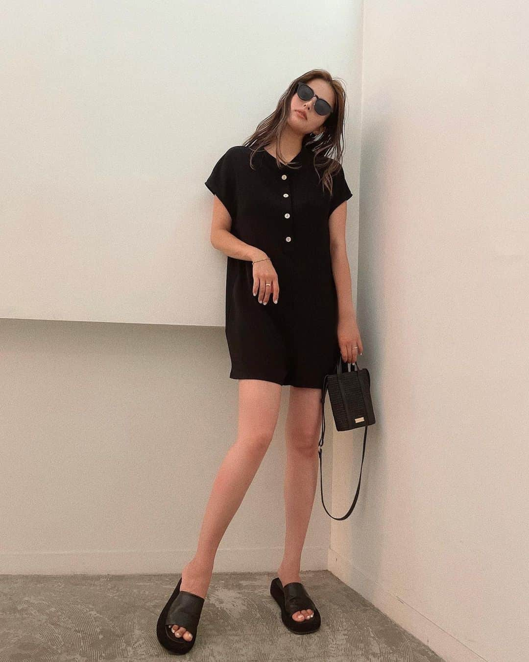 佐野真依子さんのインスタグラム写真 - (佐野真依子Instagram)「Today'sCoordinate❤︎ 涼しく楽ちんに着られる オススメロンパースで シンプルBLACKコーデ❤︎ 前ボタン仕様で 着脱しやすくて素材は 高級感のあるマットな ジョーゼット素材で かなりしっかりしてます❤︎ ワンポイントになるシェルのような マーブルボタンの カラーもかわいポイント❤︎ 小物で表情を変えて着まわせる シンプルで春夏すっごく 重宝するアイテムです❤︎ ブーツに合わせたら 秋まで着られるし 妊婦でも着られて前ボタンなので 授乳期まで長く 使えるかなと思います❤︎ サンダルはFlatform Sandal バッグは来週販売のアイテムです❤︎ ■Double Cloth Rompers  ¥8,000 ＋TAX @trunc88_official #trunc88 #ロンパースコーデ  #ロンパース #マタニティコーデ」6月14日 11時55分 - sanomaisanomai