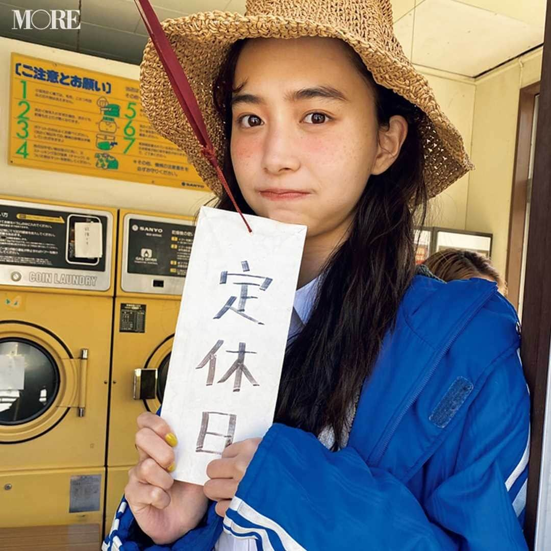 MOREさんのインスタグラム写真 - (MOREInstagram)「井桁弘恵がコインランドリーの店主に⁉ 【MORE7月号オフショット】  定休日のコインランドリーをお借りして撮影した日。看板を持って、なんだか店主みたいないげちゃんです。それにしても、夏のコインランドリーって、なぜかエモいですよね〜。  #MORE #moremagjp #デイリーモア #のぼり坂OL #モデル #model #井桁弘恵 #いげちゃん #モアモデル #モデルのデジレポ #オフショット #撮影」6月14日 12時00分 - moremagjp