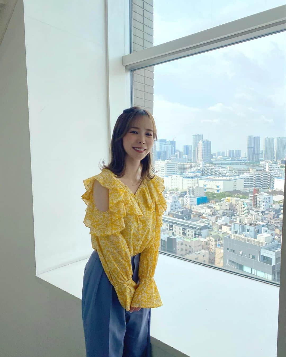 黒澤詩音のインスタグラム：「⌘  夏競馬がスタートしました🏇✨  北海道シリーズの開幕です！ 個人的に、函館競馬場、札幌競馬場は大好きな競馬場🐴コロナがおさまったらまた行きたいな。  衣装提供↓ blouse👚 @_estella.k_  #estellak #エステラケー  pants👖 @rosebud_official_  #rosebud #ローズバッド earring👂 #OUCA #ウーサ   ヘアはハーフアップにしていただきました✨  #競馬中継 #競馬 #JRA #keiba #umajo #tv #競馬女子 #競馬好きな人と繋がりたい #競馬場 #衣装 #アナウンサー #アナウンサーコーデ」