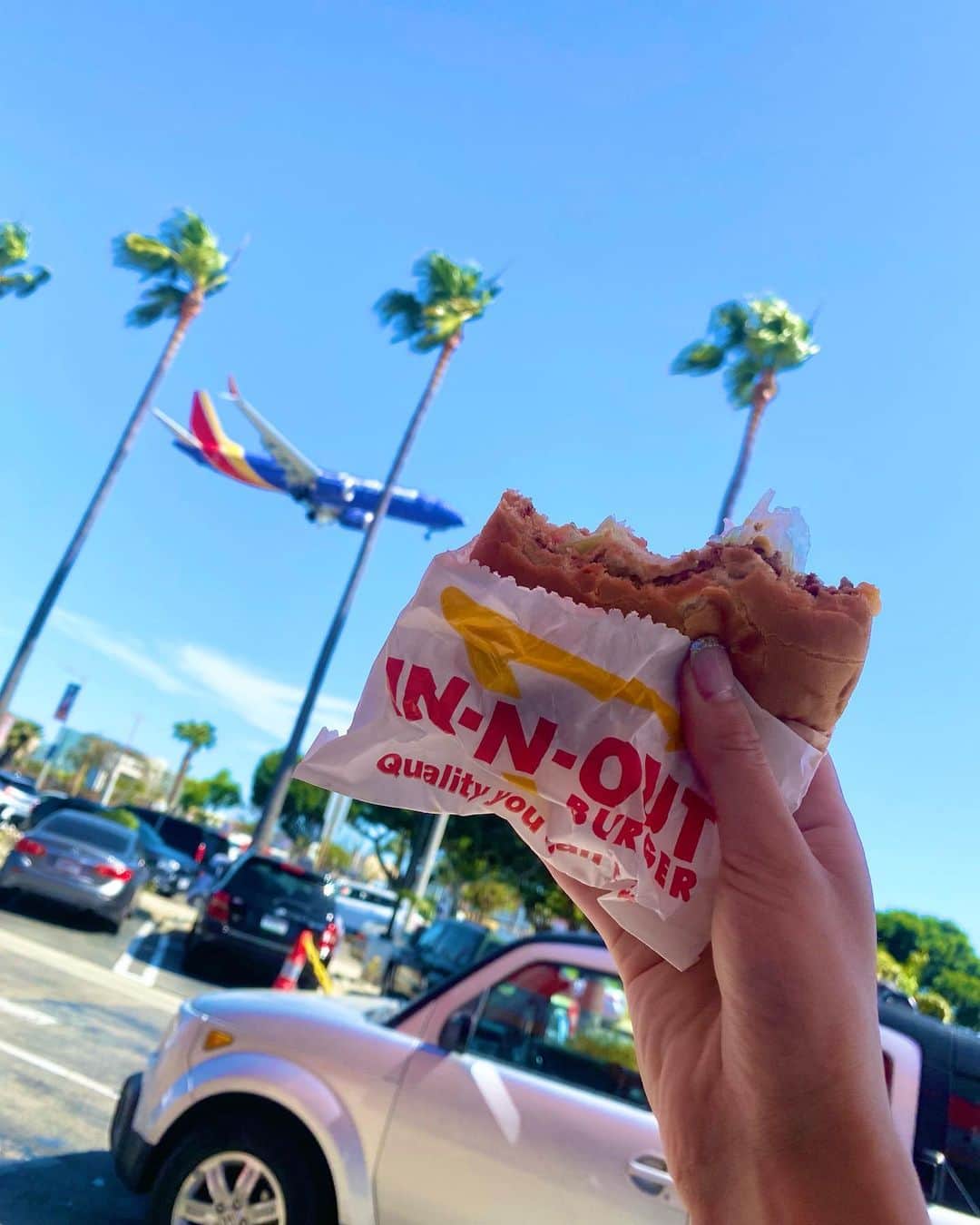 新藤まなみさんのインスタグラム写真 - (新藤まなみInstagram)「﻿ ﻿ 𝗜𝗡-𝗡-𝗢𝗨𝗧 𝗕𝗨𝗥𝗚𝗘𝗥 🍔🐷💜﻿ ﻿ めっちゃ並んでたけどめっちゃ美味しかった🤤﻿ ﻿ ここのハンバーガー屋さんの目の前が芝生で﻿ そこで食べれるんやけど、ゴロゴロしてたら﻿ ﻿ 見たことないくらいの近さで飛行機飛んでくの✈️！笑﻿ ﻿ ﻿ #LA #innoutburger #ロサンゼルス　#LosAngeles #インアウトバーガー　#ロスカフェ　#ロス　#ハンバーガー　#hamburger」6月14日 12時10分 - manami_official_