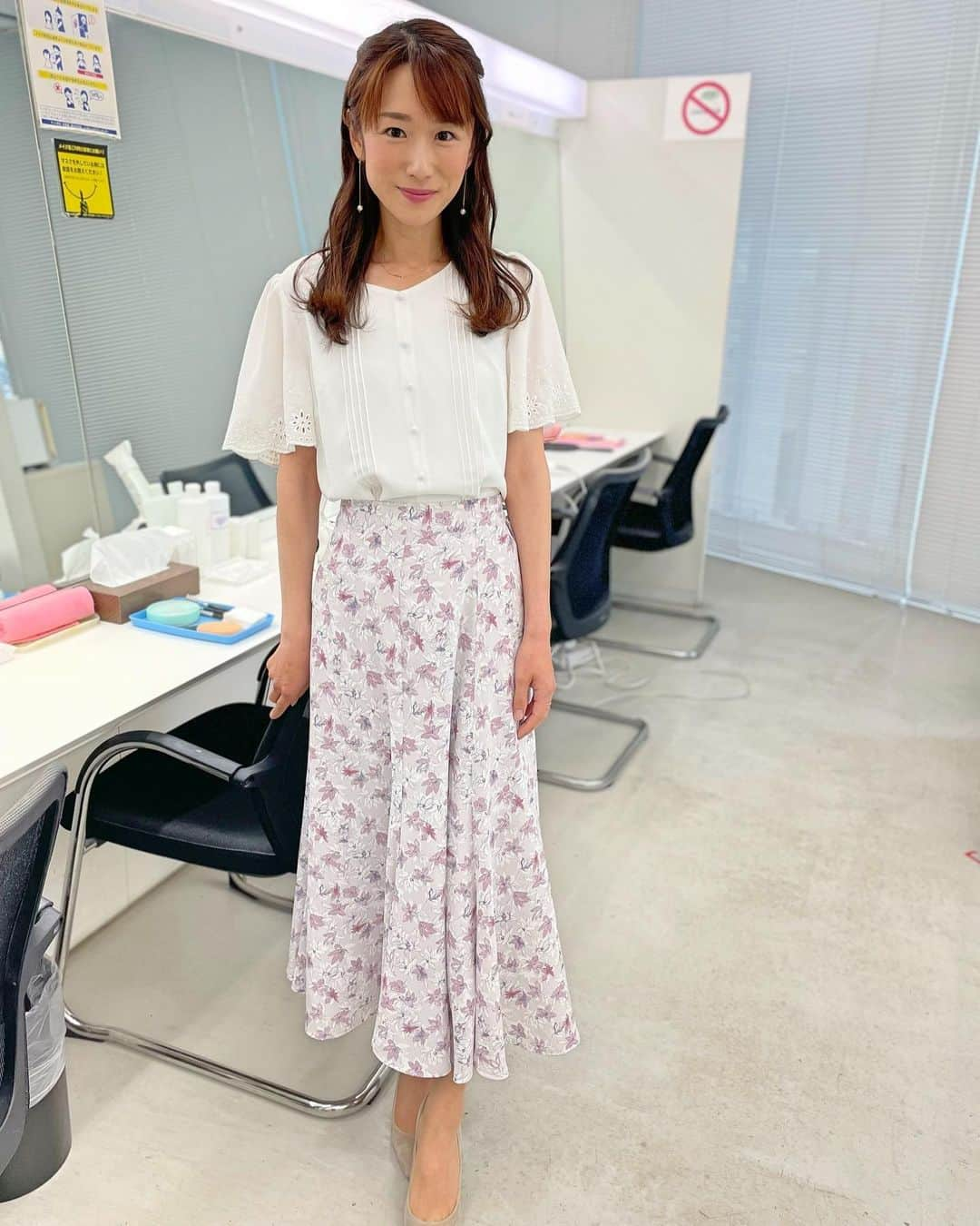 堂真理子さんのインスタグラム写真 - (堂真理子Instagram)「「大下容子 ワイド！スクランブル」放送中です❣️ 関東甲信地方が梅雨入りしたとみられるようです。これから本格的な雨の時期となりそうですが、体調には気を付けて過ごしましょう✨  フォロワーさん4万人突破です😊💕いつも本当にありがとうございます✨ これからもよろしくお願いします♫  ☆ブラウス,スカート…#PROPORTION BODYDRESSING ☆アクセサリー… #ete   #大下容子ワイドスクランブル #ワイドスクランブル #ニュース #テレビ朝日 #堂真理子 #アナウンサー #アナウンサー衣装  #いつもありがとう ございます」6月14日 12時24分 - mariko_do