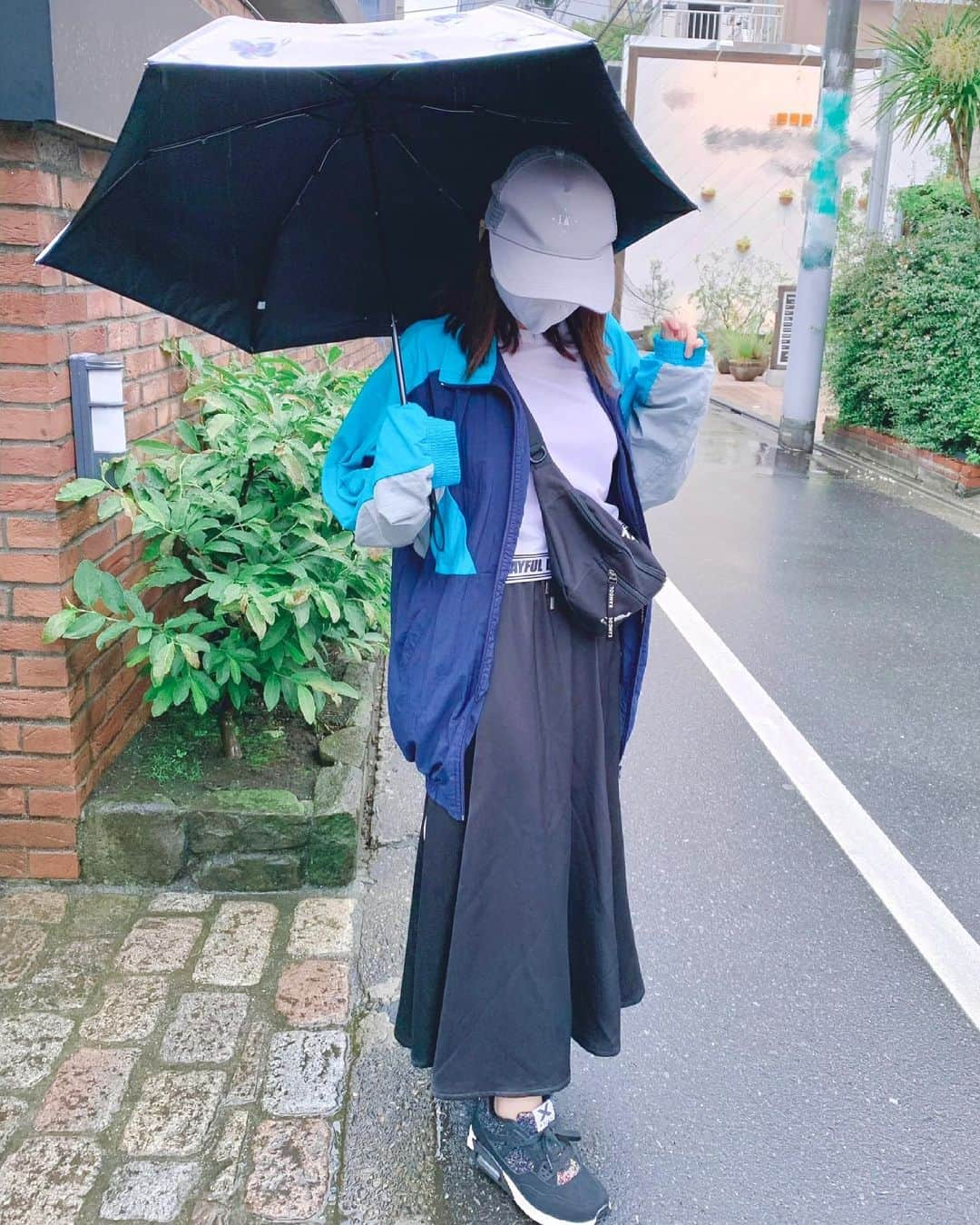 日向葵衣さんのインスタグラム写真 - (日向葵衣Instagram)「青 × スポーツコーデ💙 雨も嫌いじゃないなぁ(⸝⸝ˊ࿀ˋ⸝⸝)   今夜、28日に開設する公式ファンクラブ 情報解禁 その1 告知するよー(* 'ᵕ' )     ˚*.꒰ 07.20 5thDVDタイトル決定!!  『日向くんはちょっぴり過剰』꒱.*˚　 　 ♬︎♡カラオケDAM(グラカラ)放送中🎧◦⚬  ◤event◢ 6/19 (土) 東京Lilyプール撮影会 6/27(日) グライフ撮影会   ◤media◢ 18日23:00~【TV】ヨガから始まる美女の休日 22日(火) 【WEB】🌟ヤンマガweb🌟 28日(月) 公式FCサイト開設予定🌈♡ 29日(火)【WEB】🌟ヤンマガweb🌟   ▽写真集▽ 『コレクション∞インフィニティ』宝島社 『グラドル名鑑2021』  ▼デジタル▼ 週プレデジタル写真集　 月刊プラス (小学館) グラビアン魂 etc.. AmazonKindle「日向葵衣」で検索っ!! 　 ▽発売中の雑誌▽ 📖EXMAX special 　 #癒し系 #天使の声 #グラビア #アーティスト #グラドル #タレント #歌 #女優 #声優 #モデル #Vtuber #japanese #singer #model #pinupgirl #talent #instaphoto #followme #instalove #fashion #portrait #ゲーム女子 #adidas #コーデ」6月14日 12時36分 - aoi_hnta