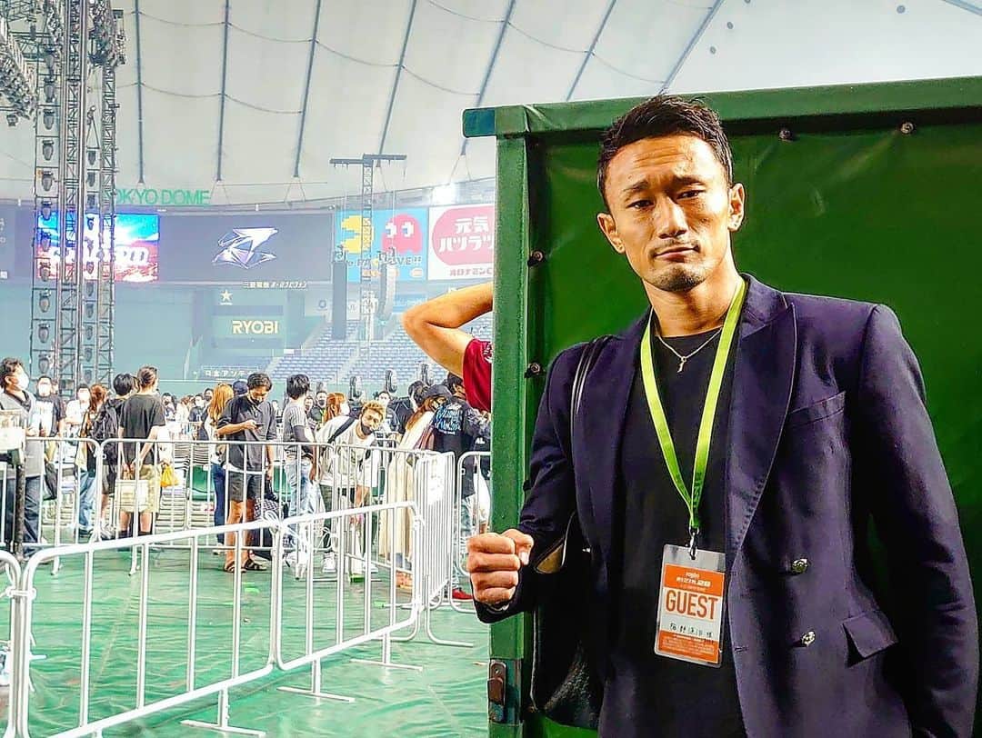 梅野源治のインスタグラム：「昨日、6月27日に開催されるRIZINキックトーナメントの告知をリング上でさせていただきました🤜🔥 残り二週間きったな〜　みんなを驚かせる強さを魅せるから期待していてください @rizin_pr」