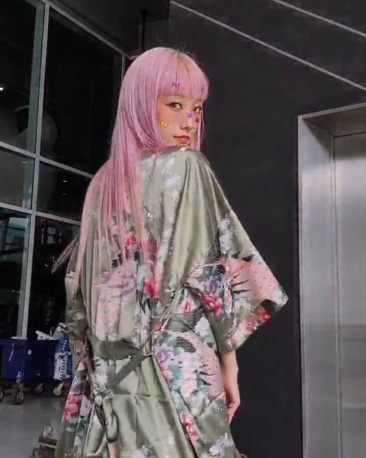 小林レイミのインスタグラム：「The kimono dress from MBK🏙️You can buy the same thing as me🧚‍♀️👘🇹🇭  #kimono #outfitideas #asiandress #pinkhairedgirl #tiktokthailand」
