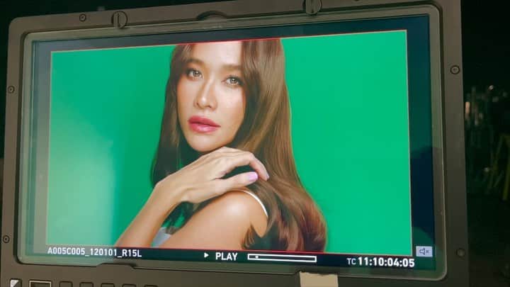 Laila Boonyasakのインスタグラム：「BEHIND THE SCENES @gohair_official 💚💙💚💙」