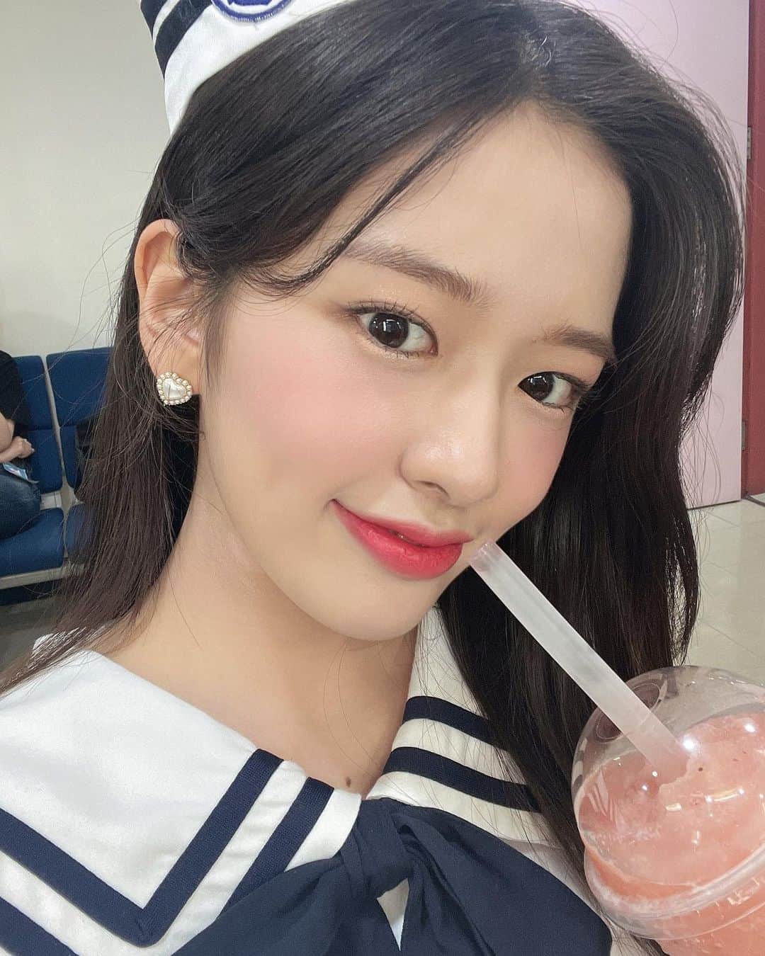 アン・ユジンのインスタグラム：「[#안유진] 210613 #SBS #인기가요 완료 💕  철썩철썩 파도 치는 여름 바다보다 더 시원하고 청량한 마린룩지니 ⚓️ 🌊 올해 여름도 지니가요와 함께 시원하게 보내기! 약속 💙  #유진 #ユジン #ANYUJIN」