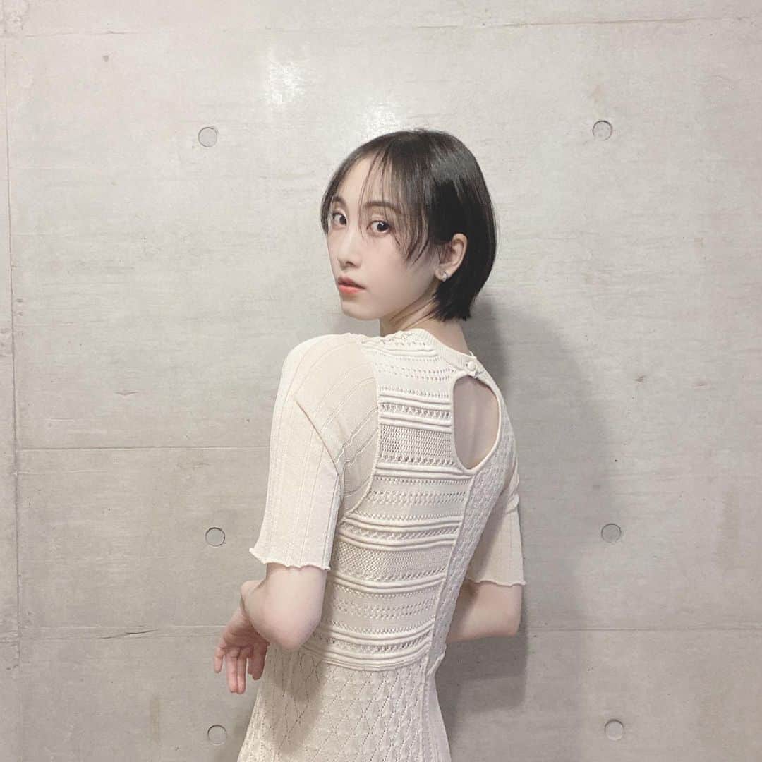 松井玲奈さんのインスタグラム写真 松井玲奈instagram いつもと違うメイクをして 雨の沈んだ気分をあげる お家にいるけど おめかしするのが楽しいターンがやってきました この写真はセルフタイマーで撮ってる 悲しみ 6月14日 13時28分 Renamatui27