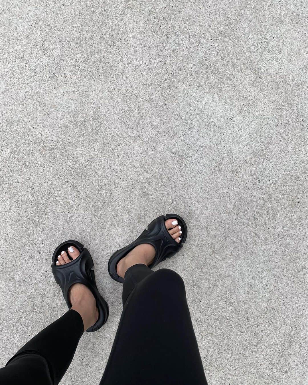 のインスタグラム：「． 🚶‍♀️🏃‍♀️🌿 ． sandal...balenciaga🩴 ．」