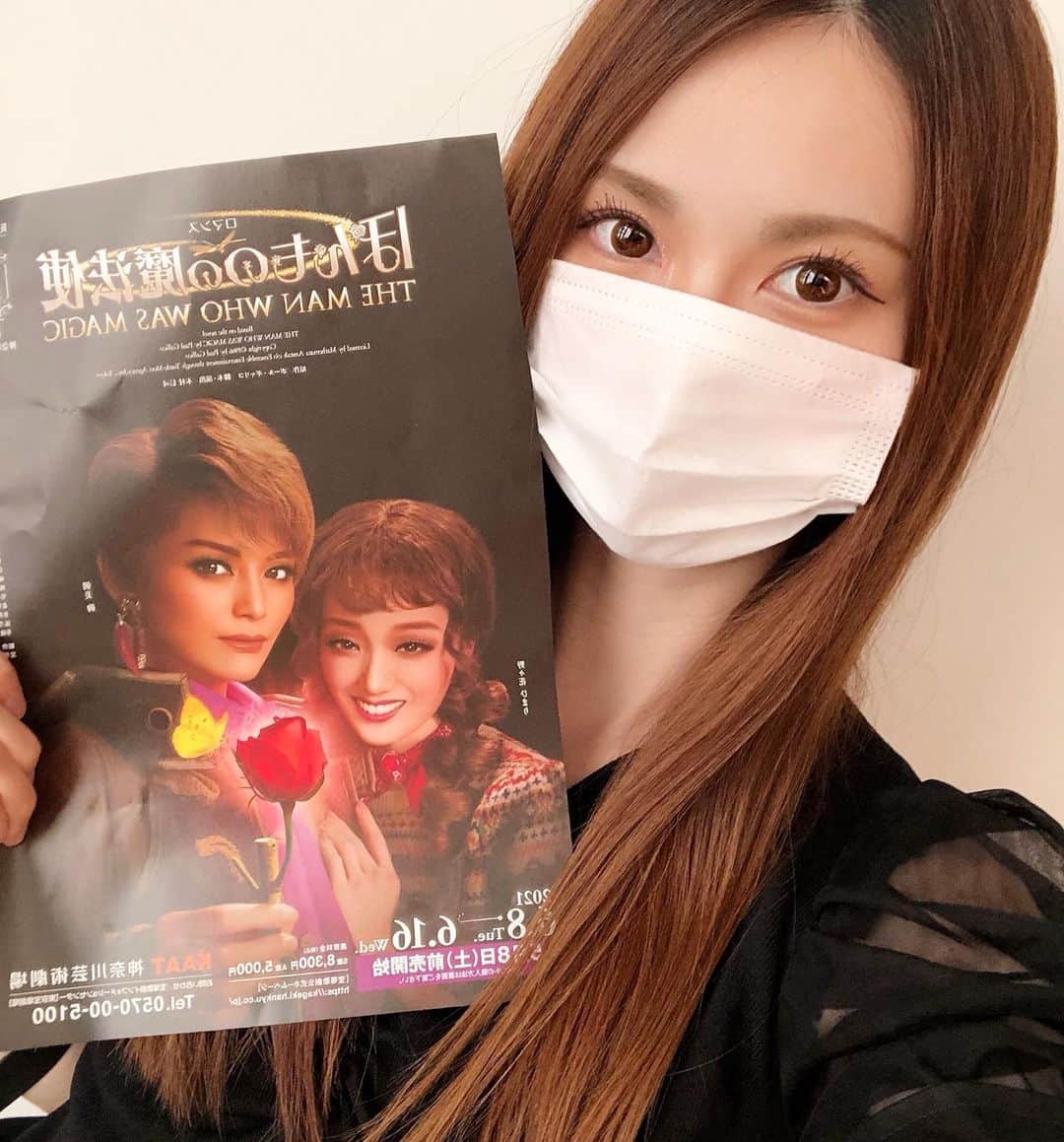 のインスタグラム：「. 大好きな雪組😭♡大好きな朝美様😭♡ ついに観に行けたのと朝美様が かっこよすぎてもう色んな感情で 涙が止まらなかった~😭感動😭♡ 見終わった後しばらく放心状態。笑 宝塚って本当にすごい… 久しぶりの1人時間幸せでした♡ papaと子供達もありがとう🥰✨ #宝塚 #雪組 #ほんものの魔法使」