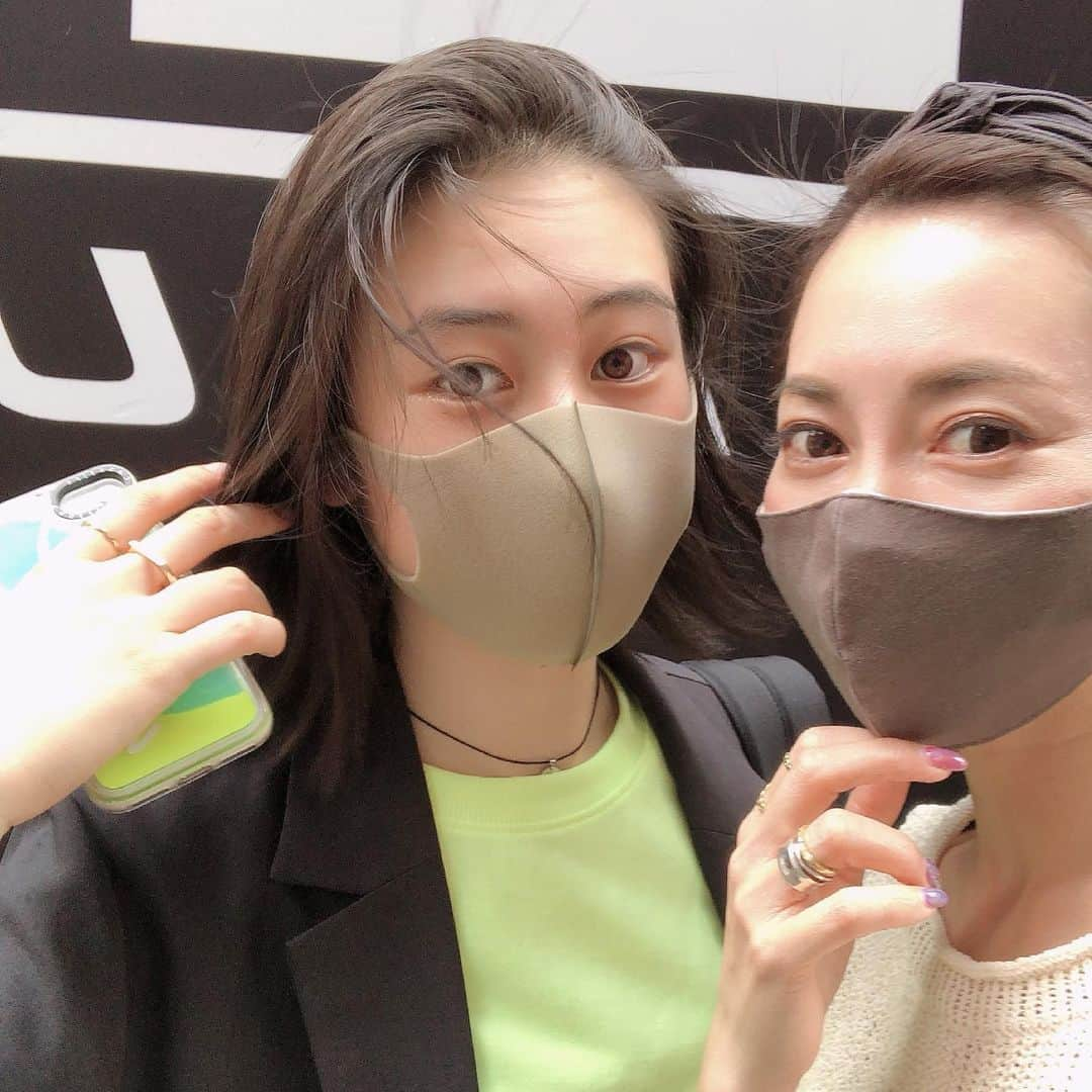 新山千春さんのインスタグラム写真 - (新山千春Instagram)「娘と一緒に美容院へ💇‍♀️  一緒に買い物したり、 カフェ行ったり ダンス行ったり、 充実した日曜日✨  娘と一緒に出演させていただいた バラエティー番組があるので またご報告させてくださいね！  @moremore0712   これから 新しい作品🎬の衣装合わせです！  YouTube chiha room リニューアルします！  プロフィールからとべますよ✨  https://m.youtube.com/watch?v=MFAvvRC2q3A  #14歳 #親子 #新山千春 #アラフォー #アラフォーママ」6月14日 14時24分 - chiharuuu_0114