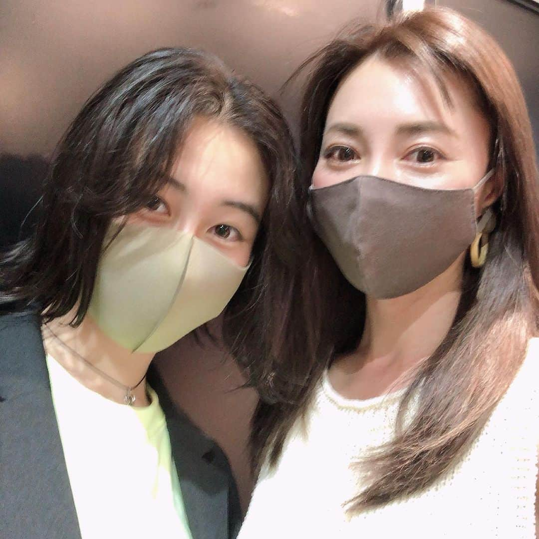 新山千春さんのインスタグラム写真 - (新山千春Instagram)「娘と一緒に美容院へ💇‍♀️  一緒に買い物したり、 カフェ行ったり ダンス行ったり、 充実した日曜日✨  娘と一緒に出演させていただいた バラエティー番組があるので またご報告させてくださいね！  @moremore0712   これから 新しい作品🎬の衣装合わせです！  YouTube chiha room リニューアルします！  プロフィールからとべますよ✨  https://m.youtube.com/watch?v=MFAvvRC2q3A  #14歳 #親子 #新山千春 #アラフォー #アラフォーママ」6月14日 14時24分 - chiharuuu_0114