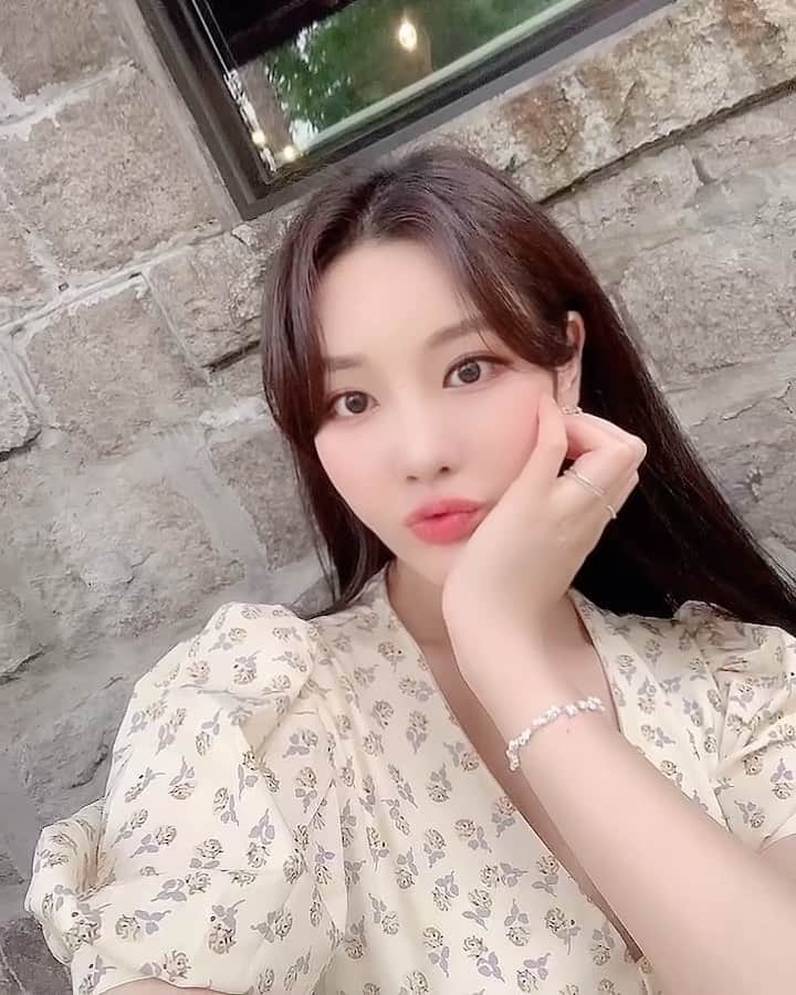ハウンのインスタグラム：「오늘 정말 덥죠? 그래두 전 여름이 제일조아요💛😜」