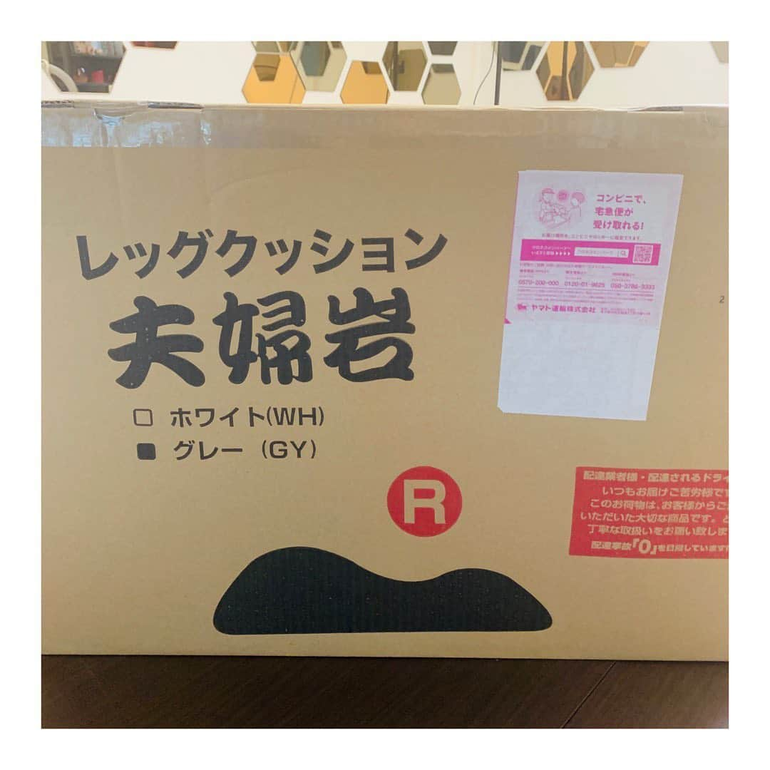 安川リベカさんのインスタグラム写真 - (安川リベカInstagram)「むくみを放っておくと、血流が悪くなってどんどん脂肪がたまり、足が太くなる原因に…！﻿ ﻿ マッサージしたり、むくみを流す食品を摂ったり、お風呂で汗をかいたり、、色々方法はあるけど、やっぱり手っ取り早いのは「寝姿勢で足を高くする」！﻿ ﻿ 疲れた足を高くするだけでそもそも気持ちいいけど、足に溜まった血が心臓に戻っていくことでむくみの改善にもつながるから、上げない理由がない🥺✨﻿ ﻿ ということでずっと探してた足まくら買いました😆﻿ ﻿ 千円くらいから2〜3万円のものまで幅広く検討した結果、3千円台のこちらに落ち着いたよ！！！﻿ ﻿ 何が気に入ったかって、山みたいに凹凸があることでふくらはぎを潰さずらくちん！﻿ だけど、足首と膝裏どちらも支えてくれるから、安定感も抜群！！﻿ ﻿ カバーも洗濯可能だし、沈み込みの少ない硬めタイプだったのも嬉しい〜！﻿ ﻿ 金額以上の満足度です🥰﻿ ﻿ ﻿ #レッグクッション　#むくみケア　#夫婦岩﻿ #足痩せ　#ふくらはぎ痩せ　#ふくらはぎマッサージ」6月14日 14時54分 - rebecca_boom3