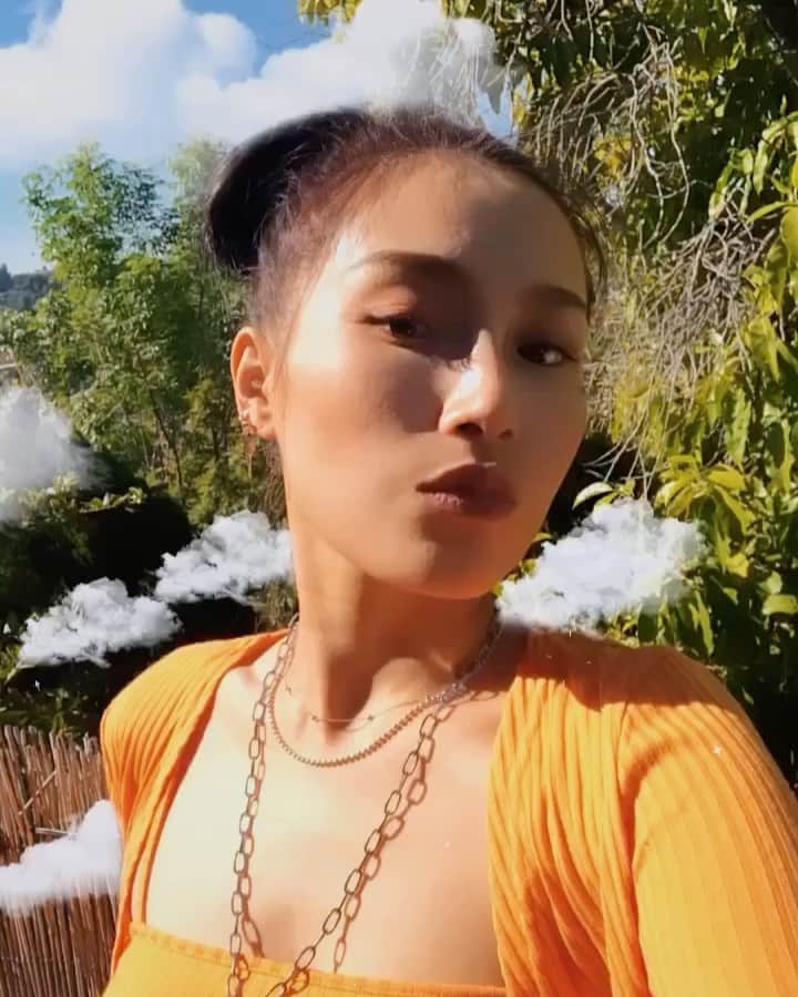 安柏兒のインスタグラム：「好像也是蠻想念綁馬尾的  真的好熱⋯🥵  #舊照新po」