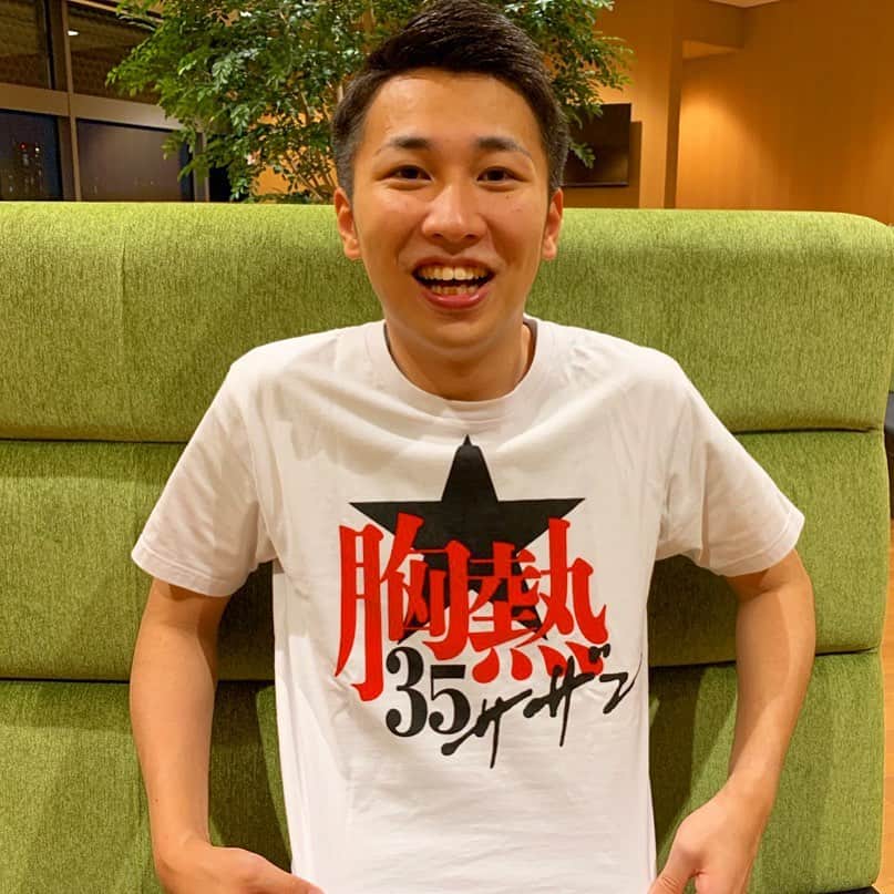 読売テレビアナウンス部のインスタグラム：「ライブグッズ企画🎤❤️  アナ部員の好きなアーティストのグッズを紹介する企画！ 今日は #サザンオールスターズ ファンの #岩原大起アナ です！🙆‍♂️✨  今月25日、デビューから43年を迎える サザンオールスターズ！！！ この先も益々、日本に元気を届けてください📣  今回着用したTシャツは2013年 活動休止からの復活&35周年ライブのもの！  筋トレの成果で、これまで買い揃えてきた SサイズのTシャツがぱっつぱつになってました🥲  #アーティスト #歌手 #サザンオールスターズ #アナウンサー #ytv #読売テレビ」