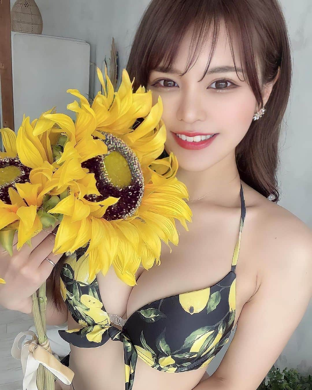 美女美容事情さんのインスタグラム写真 - (美女美容事情Instagram)「《美しすぎるひまわり娘🌻💖》 *⁠ 今回ご紹介させて頂きますのは!!👀❤︎⁠⠀ ななぴさん< @__nanapgram__ >の素敵なお写真📸⁠⠀⁠⠀⁠⠀⁠⠀ *⁠⠀⁠⠀⁠⠀⁠⠀ 可愛くてスタイル抜群のななぴさんと向日葵🌻💄 黒×黄色のひまわりと合わせたビキニもすごく似合っていて魅力がより引き立っています✨💖 *⠀⁠⠀⁠⠀⁠⠀⁠⠀ ななぴさん< @__nanapgram__ > ⁠⠀⁠⠀⁠⠀⁠⠀ 素敵な投稿ありがとうございました☺️📸✨ *⠀⁠⠀⁠⠀⁠⠀⁠⠀ ななぴさんのアカウントには他にも素晴らしい投稿が沢山ありますので是非覗いてみてくださいね💁‍♀️💙⁠⠀⁠⠀⁠⠀⁠⠀ *⠀⁠⠀⁠⠀⁠⠀⁠⠀ △▼△▼△▼△▼△▼△▼△▼△▼△▼ ⁠⠀⁠⠀⁠⠀ ❤🧡💛「美女美容事情」💚💙💜⠀⠀⠀⠀⠀⠀⠀⠀⠀⠀⠀⠀⠀⠀⁠⠀⁠⠀⁠⠀⁠⠀⁠⠀ 👇掲載ご希望の方は👇⠀⠀⠀⠀⠀⠀⠀⠀⠀⠀⠀⠀⠀⠀⠀⁠⠀⁠⠀⁠⠀⁠⠀⁠⠀ @b_b_j.jタグ付けと🖤 # ビジョビ ⁠⠀ 🖤タグ付けお願いします✨⠀⠀⠀⠀⠀⠀⠀⠀⠀⠀⠀⠀⠀⠀⠀⁠⠀⁠⠀⁠⠀⁠⠀⁠⠀ △▼△▼△▼△▼△▼△▼△▼△▼△▼ ⁠⠀⁠ #水着　#水着通販　#撮影　#アンダンテ　#andante #黒ビキニ　#自撮り #ロングヘア　#エクステ　#カラコン　#メイク　#bikini  #ひまわり　#ひまわりビキニ  #インスタグラビア」6月14日 18時01分 - b_b_j.j