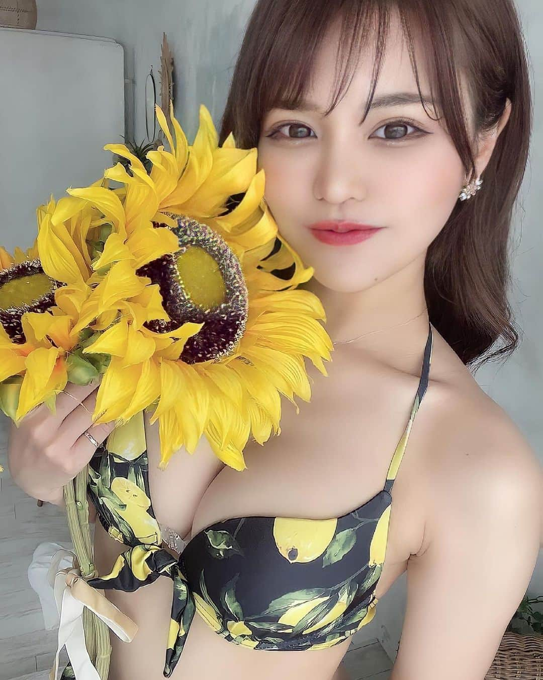 美女美容事情さんのインスタグラム写真 - (美女美容事情Instagram)「《美しすぎるひまわり娘🌻💖》 *⁠ 今回ご紹介させて頂きますのは!!👀❤︎⁠⠀ ななぴさん< @__nanapgram__ >の素敵なお写真📸⁠⠀⁠⠀⁠⠀⁠⠀ *⁠⠀⁠⠀⁠⠀⁠⠀ 可愛くてスタイル抜群のななぴさんと向日葵🌻💄 黒×黄色のひまわりと合わせたビキニもすごく似合っていて魅力がより引き立っています✨💖 *⠀⁠⠀⁠⠀⁠⠀⁠⠀ ななぴさん< @__nanapgram__ > ⁠⠀⁠⠀⁠⠀⁠⠀ 素敵な投稿ありがとうございました☺️📸✨ *⠀⁠⠀⁠⠀⁠⠀⁠⠀ ななぴさんのアカウントには他にも素晴らしい投稿が沢山ありますので是非覗いてみてくださいね💁‍♀️💙⁠⠀⁠⠀⁠⠀⁠⠀ *⠀⁠⠀⁠⠀⁠⠀⁠⠀ △▼△▼△▼△▼△▼△▼△▼△▼△▼ ⁠⠀⁠⠀⁠⠀ ❤🧡💛「美女美容事情」💚💙💜⠀⠀⠀⠀⠀⠀⠀⠀⠀⠀⠀⠀⠀⠀⁠⠀⁠⠀⁠⠀⁠⠀⁠⠀ 👇掲載ご希望の方は👇⠀⠀⠀⠀⠀⠀⠀⠀⠀⠀⠀⠀⠀⠀⠀⁠⠀⁠⠀⁠⠀⁠⠀⁠⠀ @b_b_j.jタグ付けと🖤 # ビジョビ ⁠⠀ 🖤タグ付けお願いします✨⠀⠀⠀⠀⠀⠀⠀⠀⠀⠀⠀⠀⠀⠀⠀⁠⠀⁠⠀⁠⠀⁠⠀⁠⠀ △▼△▼△▼△▼△▼△▼△▼△▼△▼ ⁠⠀⁠ #水着　#水着通販　#撮影　#アンダンテ　#andante #黒ビキニ　#自撮り #ロングヘア　#エクステ　#カラコン　#メイク　#bikini  #ひまわり　#ひまわりビキニ  #インスタグラビア」6月14日 18時01分 - b_b_j.j