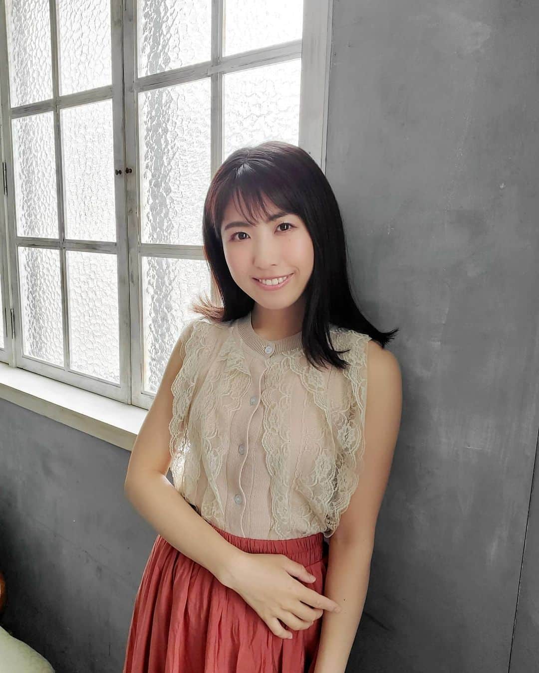 のインスタグラム：「今朝は撮影だったので ヘアメイクさんに メイクしていただきました💄  ストレートヘアで、毛先は少し外ハネにしてもらいました😊  小顔に見えるチークの入れ方とか コスメを教えてもらった👼 私コスメオタクなので興味津々でした😍😍😍 海外にコスメ買いに行きたくなった🙊💗  #撮影#外ハネミディアム #外ハネ #ヘアメイク#model#shooting #スタジオ撮影 #ナチュラルメイク #チーク#ハイライト#セミディヘア #makeup#hairstyle#黒髪#ダークブラウン #メイクさん #海外コスメ #モデル #メイクアップ」
