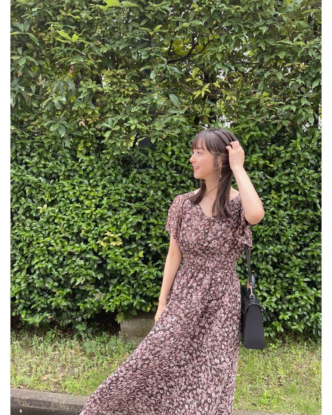 佐々木希さんのインスタグラム写真 - (佐々木希Instagram)「本日の私服。 フラワーシフォンワンピース。ウエストはゴムでメリハリのあるデザインに。 袖部分は軽やかなシフォンが揺れるので、二の腕が隠れるところがポイント🤫♡  one-piece #iNtimite bag #CAFUNE」6月14日 18時49分 - nozomisasaki_official