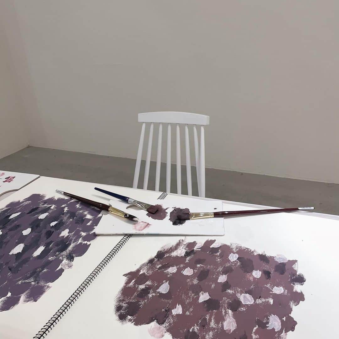 木村なつみのインスタグラム：「🎨🤍🤍あつあつアイテムの予感 👖」