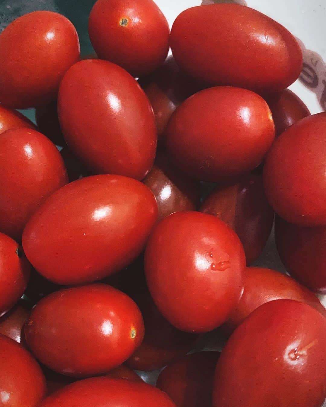若尾綾香さんのインスタグラム写真 - (若尾綾香Instagram)「☆  𝓽𝓸𝓶𝓪𝓽𝓸🍅  パリっと甘くて美味しい プチトマト♡ 小腹空いた時オリーブオイルかけてぽりぽり食べてる。 抗酸化作用やアンチエイジングにもなるよ♡  #リコピン#プチトマト」6月14日 18時56分 - ayaka_wakao