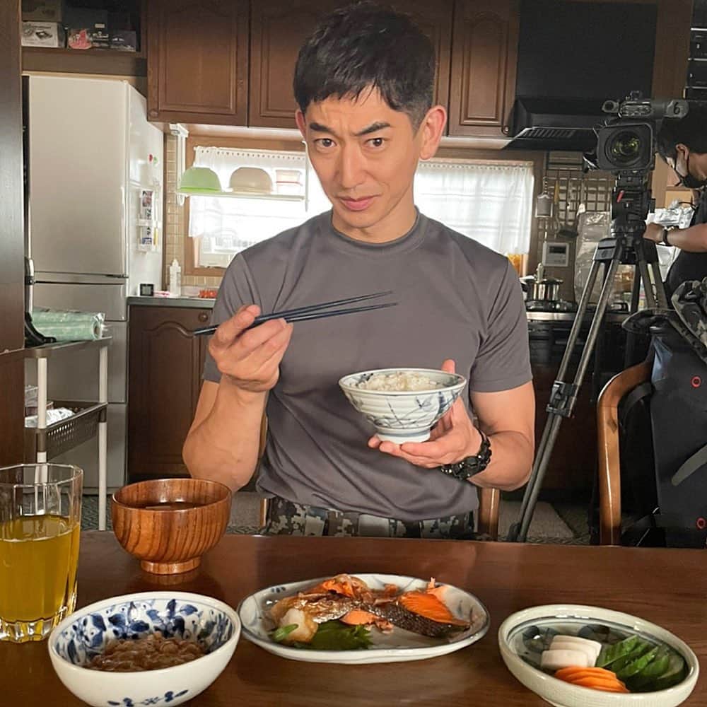 のインスタグラム：「💍  #紘一さんと朝ごはんなうに使っていいよ いや… #紘一さん朝からお茶こぼさないかなあ  朝ごはん食べてる紘一（#永山瑛太 ）さんの写真を🍚🌅 いよいよ最終回まであと4日！ 早く皆さまにお届けしたいような、終わってしまうのが寂しいような…🥺  Twitterには4shotが載っているのでそちらも✔︎  #リコカツ」