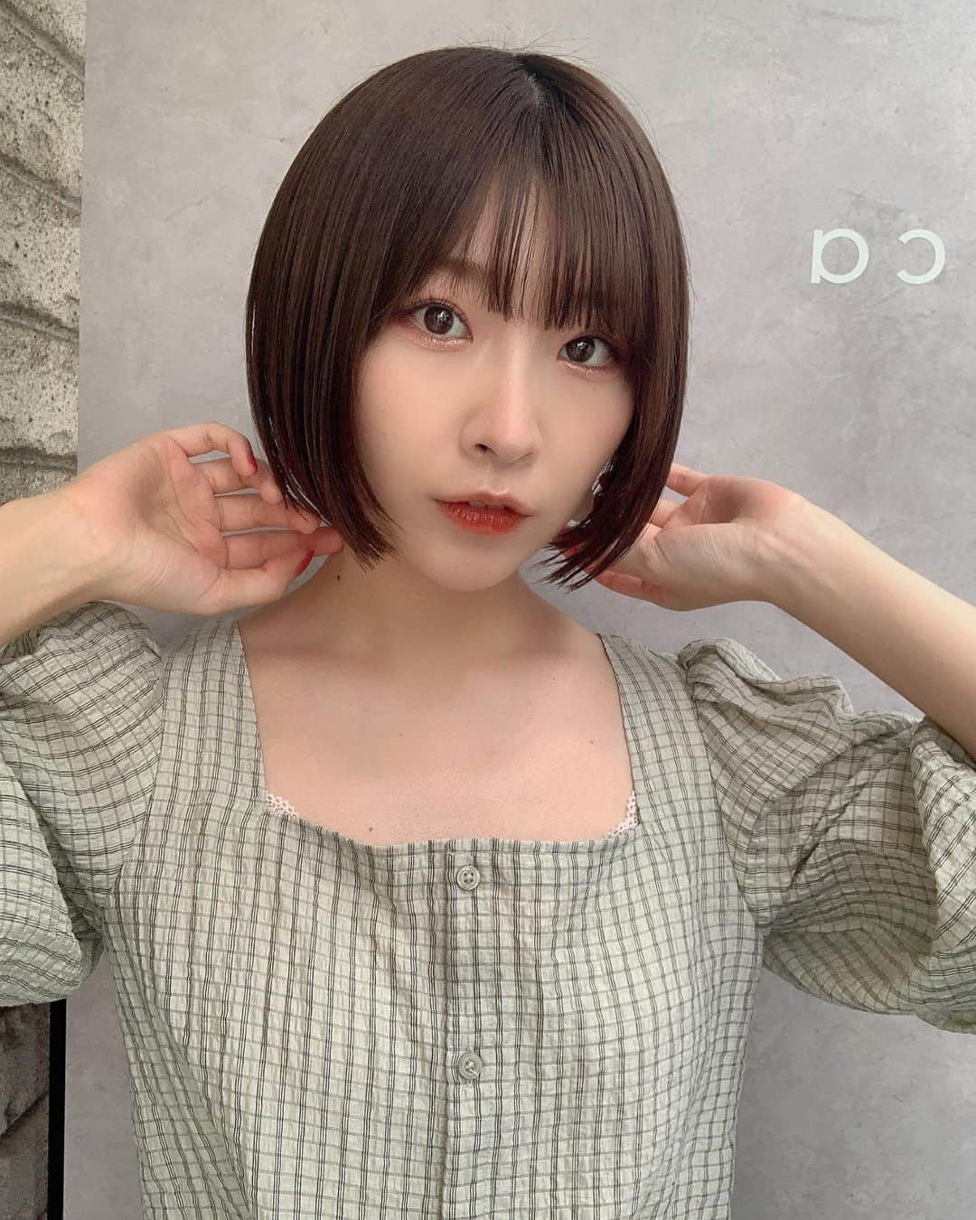 岩佐美咲のインスタグラム：「舞台本番を迎える前に、ミニボブ整えて貰いました✨　　　　　　　　　　　 spicaリニューアルして素敵な店内になっていたーーー！！　　　　　　　　 　　　　　　　　　　　　　　　　　　 ちなみにこのトップスguで390円でしたw  　　　　　　　　　　　　　　　　　　 #美容室 #美容院 #原宿 #明治神宮前 #原宿美容室 #ミニボブ #ボブ #ショート #ショートヘア #暗髪 #ヘアカラー #ジーユー #ファッション #洋服 #服 #プチプラ #hair #newhair #gu #fashion #spica」