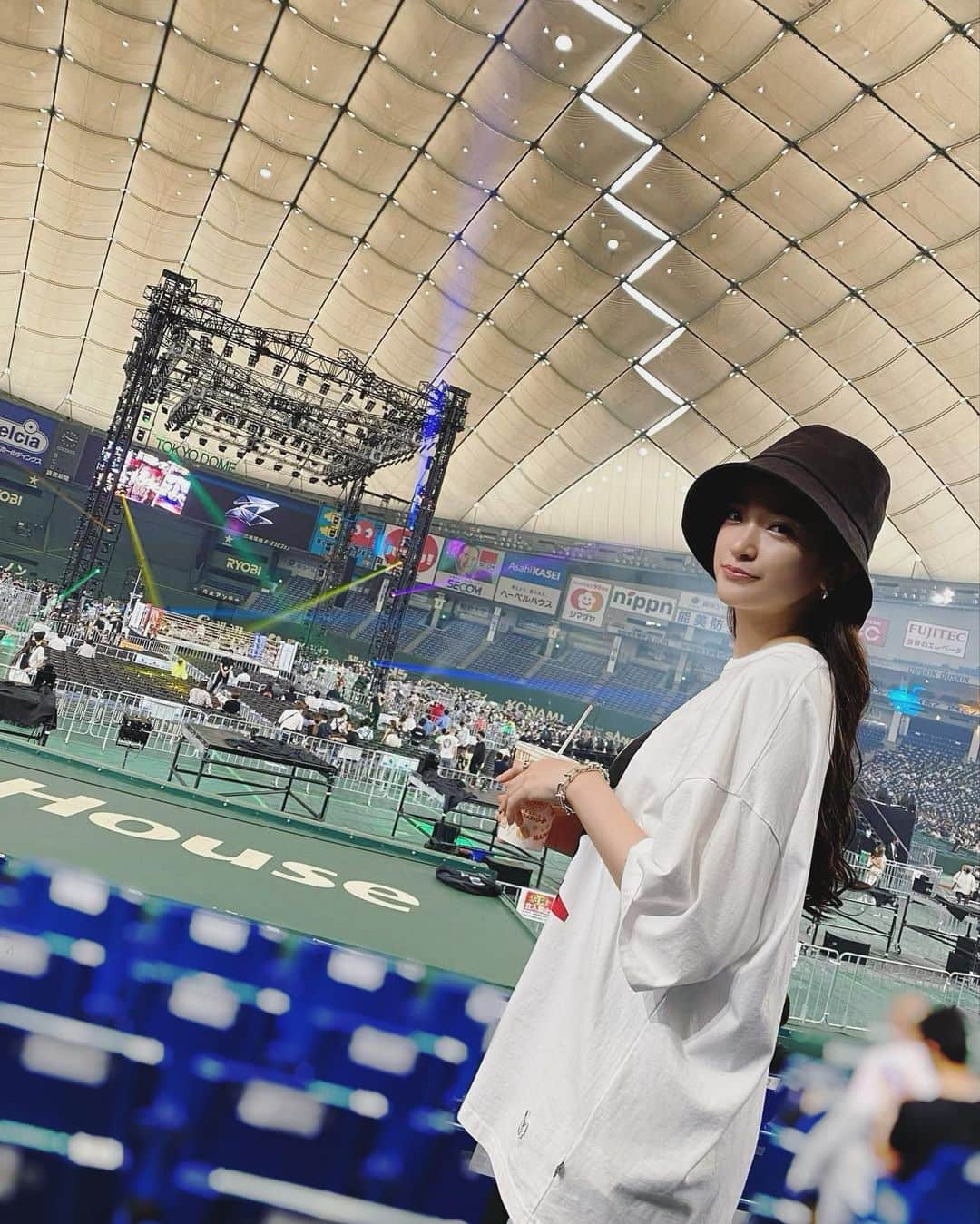 太田麻美のインスタグラム：「昨日は、18年振りに東京ドームで開催されたRIZIN🔥🔥 らーきむ @rierienari1229 と生観戦してきました😆✊ 生は、やっぱり迫力が凄くて圧倒されました！！ とても楽しかった✨ RIZIN最高です❣️  6枚目からは、 懐かしのRIZINガール時代💙💙  @rizin_pr  #rizin #rizin28 #tokyodome #mma #rizinff #live #ライジン #東京ドーム #格闘技 #総合格闘技 #格闘技観戦 #格闘技好きな人と繋がりたい #元rizinガール #初代rizinガール #青色担当 #出てこいや」