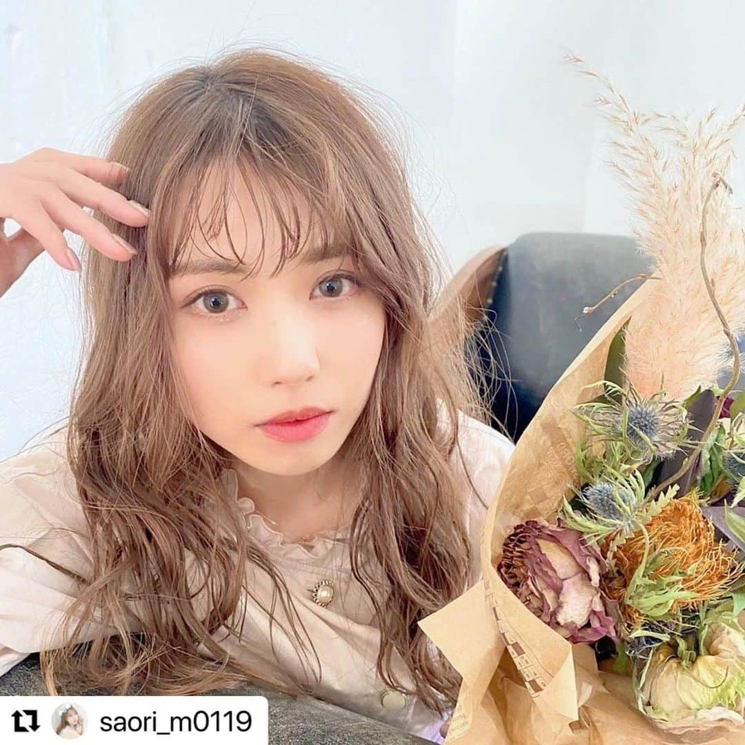 ビジョグラム×ポートレート撮影会さんのインスタグラム写真 - (ビジョグラム×ポートレート撮影会Instagram)「@saori_m0119  ・・・ 𓇬𓂂𓈒﻿ ﻿ エバーカラーさんから新発売の﻿ エバーカラーワンデーナチュラル﻿ モイストレーベルUV﻿ @evercolor1day﻿ ﻿ 大人ナチュラルで自然に盛れて﻿ デイリー使いしやすい2色をレポ👼🏻🤍﻿ ﻿ ﻿ ︎︎︎︎︎︎☑︎ アンニュイルック﻿ くすみグレージュっぽいカラー‪‪☺︎‬﻿ 裸眼に見える！﻿ でもしっかり透明感も瞳の存在感も出て﻿ ちゅるんとした目にしてくれる‪⸜❤︎⸝‬﻿ ﻿ ︎︎︎︎︎︎☑︎ フィールグッド﻿ ベージュ系の発色でナチュラルな﻿ ハーフアイにしてくれる♡﻿ ふちなしデザインで使いやすい︎︎︎︎𓃺𓈒𓏸﻿ ﻿ ﻿ シリーズ史上最もナチュラルで﻿ 着色直径13.6㎜(従来は13.8 ㎜)のレンズやから﻿ カラコン初めての方や裸眼風で﻿ 盛りたい方でも使いやすいと思います🤍﻿ ﻿ 今年10周年を迎えるそうで﻿ 特別サイトも公開中みたいです‪‪☺︎‬﻿ ﻿ ﻿ #カラコン #カラコンレポ #エバーカラー #エバーカラーワンデー #フィールグッド #アンニュイルック #PR」6月14日 19時27分 - _bijo.gram_