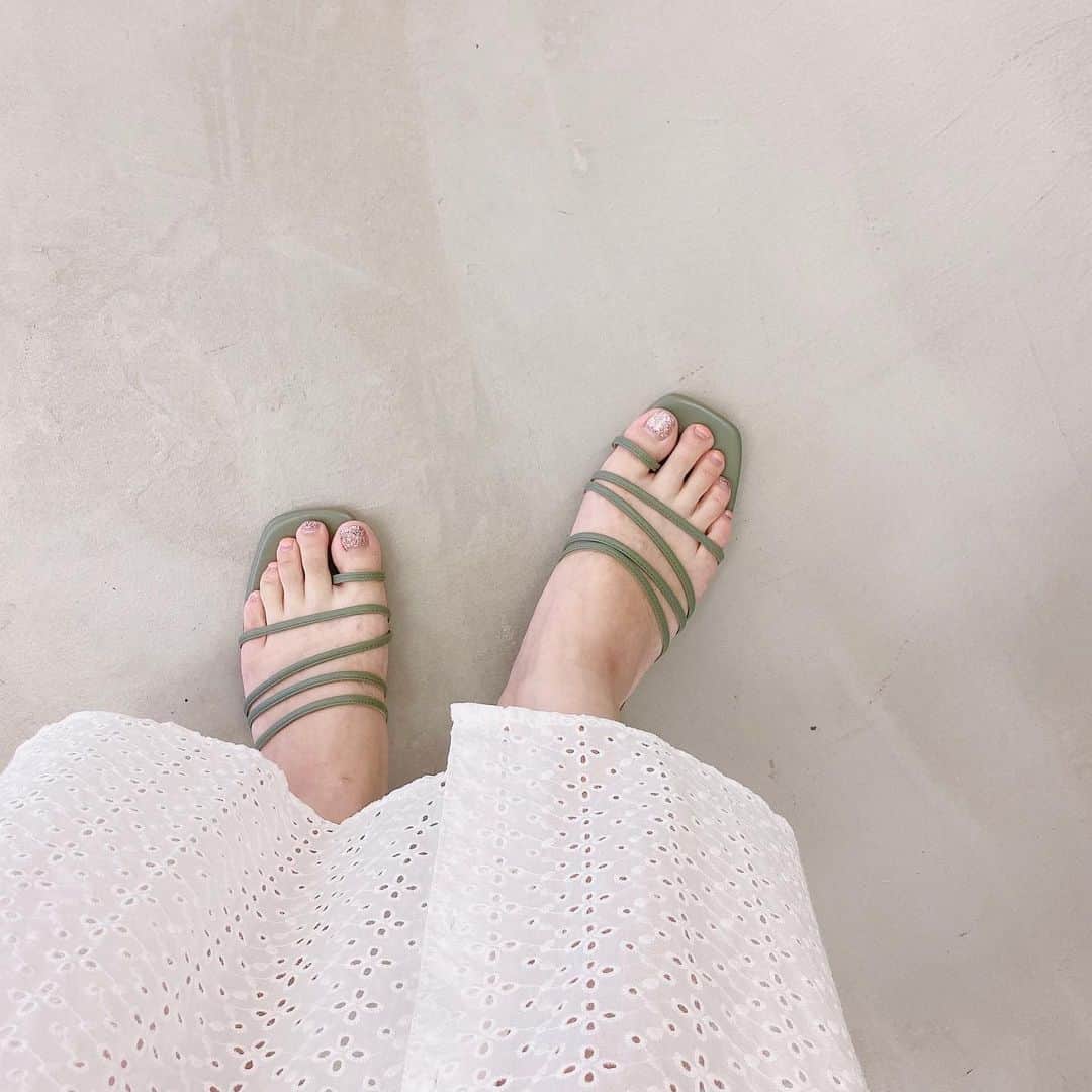 吉次玲奈さんのインスタグラム写真 - (吉次玲奈Instagram)「new🌿﻿ ﻿ 靴擦れしやすい私が1日中履いてても﻿ 靴擦れしないし、歩きやすくて﻿ 最近ヘビロテしてるサンダル𓂃𓈒𓂂𓏸﻿ ﻿ グリーンは色ものだけど﻿ 合わせやすくてお気に入りです☺︎﻿ ﻿ #サンダル　#スクエアトゥサンダル #オリエンタルトラフィック」6月14日 19時46分 - rena_yoshitsugu