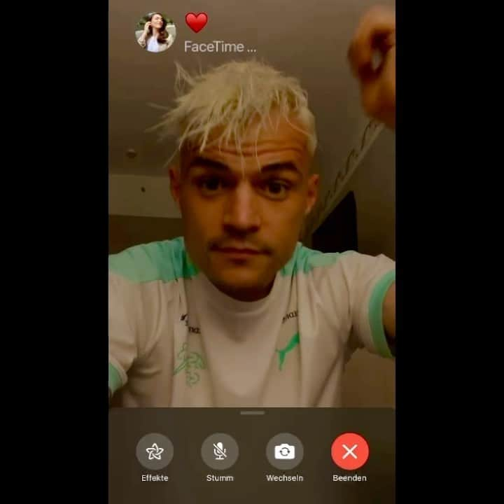 グラニト・ジャカのインスタグラム：「SURPRISE! 💇‍♂️🤣 #Xhaka #NewHair」