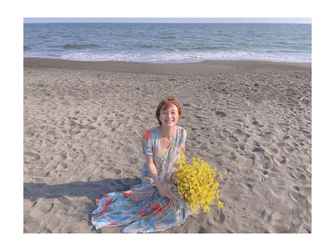 岡田ロビン翔子さんのインスタグラム写真 - (岡田ロビン翔子Instagram)「いつも温かい応援ありがとうございます。  私事で恐縮ですが、この度、山寺宏一さんと結婚したことを報告させて頂きます。  共演していたラジオ番組を山寺さんが卒業したあと「お仕事のこと」「人生で大切にしていること」「幸せの瞬間」いろんなお話をしていく中、真面目で誠実な姿に惹かれ、びっくりするくらい繊細な彼を支えていきたいという思いが芽生えました。  世代も、育って来た環境も全く違う二人ですが、この時代を共に生きていくことに決めました。  これからも感謝の気持ちを忘れずに、小さな幸せを重ね、笑顔の溢れる家庭を作っていこうと思います。  まだまだ未熟な私ですが、温かく見守っていただけたら幸いです。  今後とも、どうぞよろしくお願いいたします。  岡田ロビン翔子」6月14日 20時01分 - i_am_robin0315