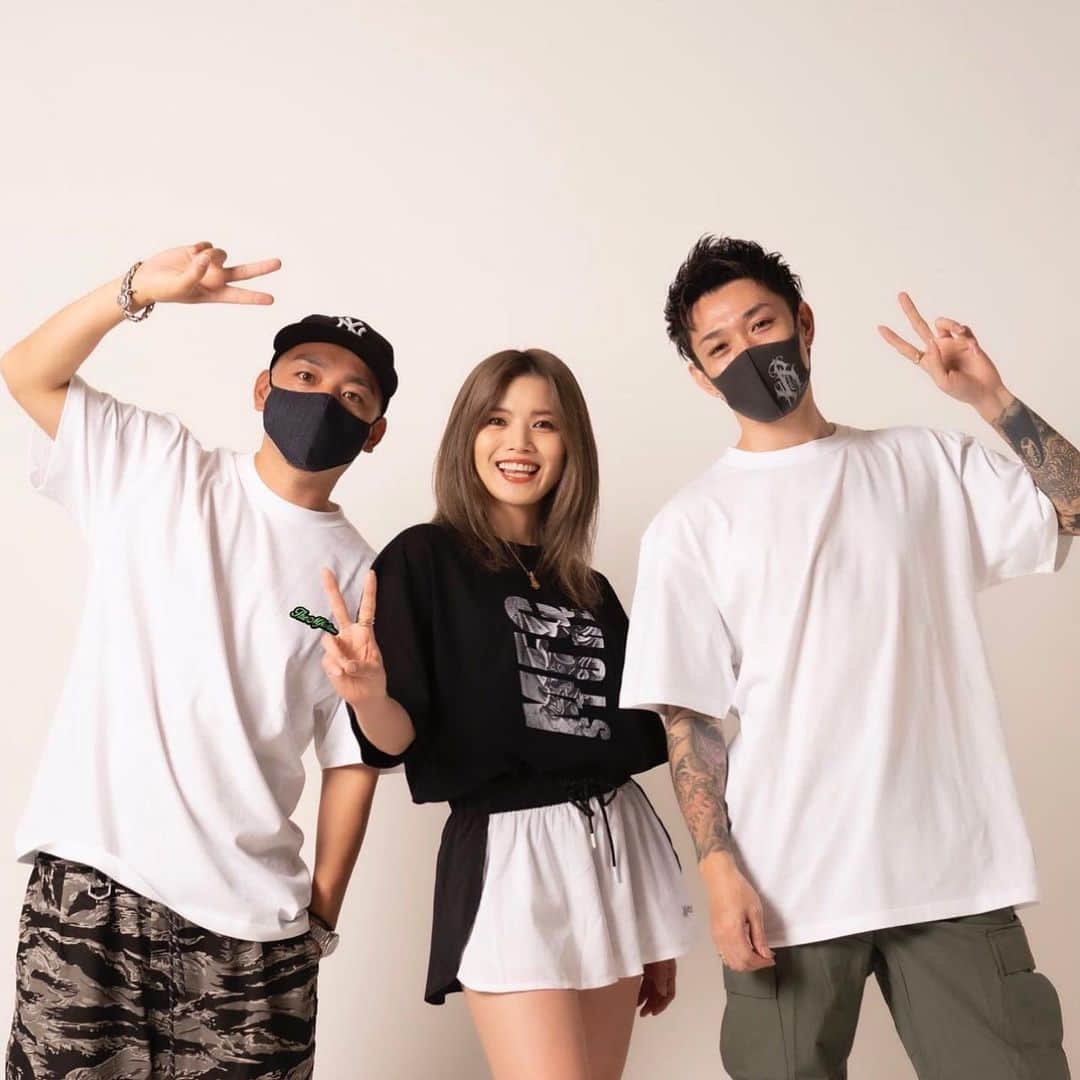 のインスタグラム：「MFC STORE×彫師美漸-Bizen コラボTシャツ(MFCロゴ×美漸般若) ・ 6/19 販売開始‼️ ・ @mfc_store さん ありがとうございます🙏 ・ @____erie____ ありがとう😊🙏 ・ 撮影 @denkicks_souta ・ #MFCSTORE #美漸 #美漸アパレル #彫師美漸 #刺青 #海老名 #中目黒 #タトゥー #東京タトゥー #tokyo #tattoo #art #fashion #bizenart #bizen #문신　#Bizentattoo  #tattooer #tattooist #tattooartist #tattooart #tattooshop #japanesetattoo」