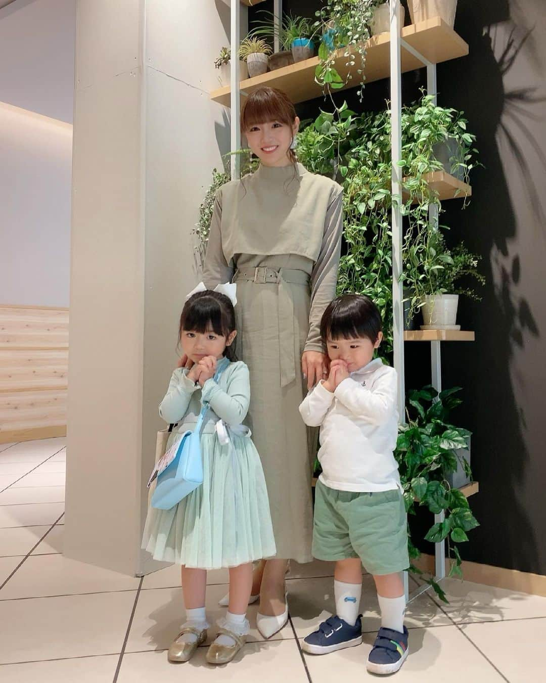 河内麻沙美さんのインスタグラム写真 - (河内麻沙美Instagram)「#親子リンクコーデ 👩‍👧‍👦 ． ． 少し涼しかった日のコーデ❤️ そして久しぶりの #親子コーデ です❤️ ． 👩🏻 onepiece @laymee_official @laymeesao  pumps @zara  👧🏻 onepiece ネットで購入 shoes @hm_kids  ribbon @amada.jp  👦🏻 tops #hmkids  pants @uniqlo_jp  ． みんなでグリーンでリンク💚 RIKUもLILIのポーズを真似するから、オネエ風になってしまう😂👍 そんなRIKUも可愛いよ💓 ． #親子#LILIとRIKU#年子#年子育児#ママ#ママコーデ#お出かけ#お出かけコーデ こ#laymee#uniqlo#リンクコーデ#amadajp#amadaribbon」6月14日 20時19分 - masamikouchi